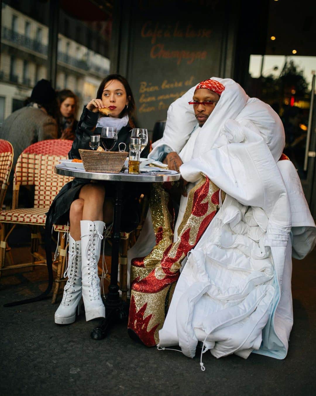 WWDジャパンさんのインスタグラム写真 - (WWDジャパンInstagram)「スナップ：「ジェイ ダブリュー アンダーソン」のキャップバッグでキメる　2020-21年秋冬パリ・メンズ・ファッション・ウイーク﻿ ﻿ 1月14〜19日、2020-21年秋冬パリ・メンズ・ファッション・ウイークが開催された。フランス史上最長の交通ストが終息したばかりだったり、パリメンズの大トリを3シーズン連続で飾っていた「セリーヌ（CELINE）」が今季は不参加となるなど、ブランドの大幅な入れ替えもあったりで、何かと注目を集めたパリ。﻿ ﻿ 会場付近のストリートで目を引いたのはオールブラックのコーディネートだ。黒ずくめの人が多いからと言って、没個性とはならないところがさすがのファッショニスタたち。レザーでハードにキメた人から、ハットやブライトカラーのバッグ、厚底のシューズなどを取り入れてしっかりアクセントを付けるなど、それぞれが個性を主張していた。﻿ ﻿ スナップ全117枚は @wwd_jp のストーリーまたはプロフィールのリンクから﻿ ﻿ #WWDsnap ←過去のスナップはこちらから﻿ ﻿ PHOTOS : KUBA DABROWSKI / WWD (c) FAIRCHILD PUBLISHING, LLC﻿ ﻿ #streetstyles #parisstreetstyles  #streetstyle #streetstylesparis #2020aw #20aw #aw2020 #aw20 #2020fw #20fw #fw2020 #fw20#PFW #PFWM #PFW2020 #PFWM2020 #parisfashionweek #parisfashionweekmens #fashionweek #fashionmonth #kemio #けみお ﻿#hiyadam」2月2日 20時20分 - wwd_jp