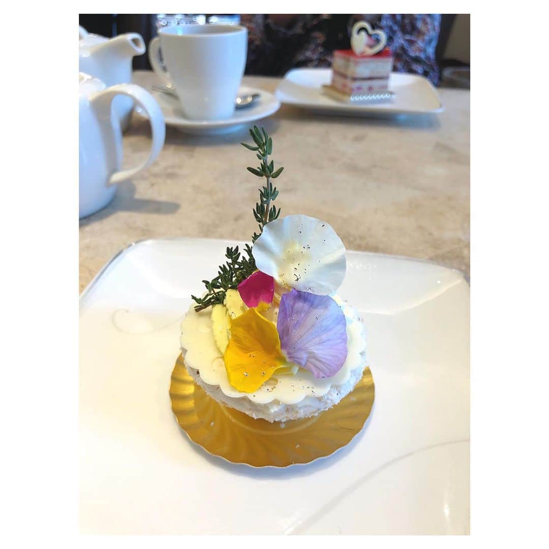理絵さんのインスタグラム写真 - (理絵Instagram)「可愛い💐デザート  #アニヴェルセル #アニヴェルセル表参道 #ケーキ #スイーツ #cake #torta #케이크 #tokyo #japan」2月2日 20時20分 - ____rie____