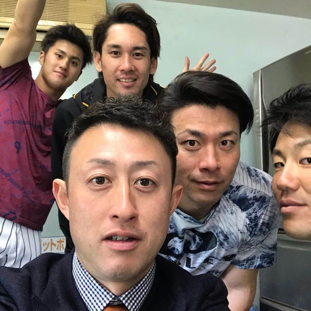 今成亮太さんのインスタグラム写真 - (今成亮太Instagram)「GAORAのキャンプレポートの仕事で高知県安芸市に行って来ましたー みんな元気そうで何より！！ ここにいるメンバーは甲子園で暴れてくれるはずです！ 応援してます！👍 1年間怪我なくベストパフォーマンスで👍 みんなありがとう！  #阪神タイガース #キャンプ #高知県 #安芸市 #荒木郁也 #伊藤隼太 #中谷将大 #板山祐太郎 #めちゃくちゃ振り込んでました #GAORA #キャンプリポート」2月2日 20時21分 - ryotaimanari