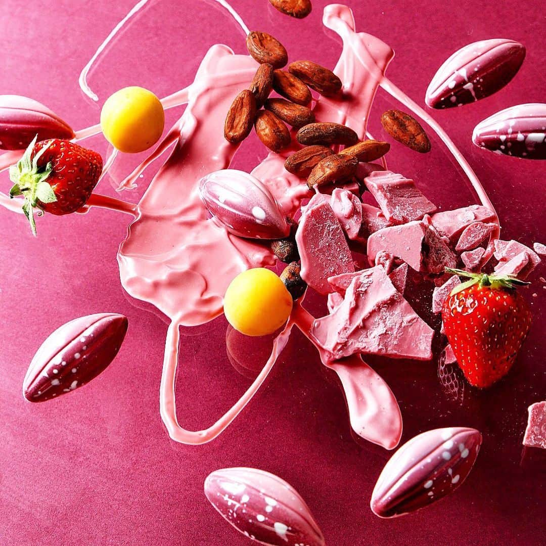 eguchikazuakiのインスタグラム：「ルビーチョコレートのコンテストがあってね、これはフォト部門とコンフェクショナリー部門に出したチョコレート🍓  ミラベルとタイムとイチゴのコンフィ ルビーチョコレートガナッシュ ピスタチオとルビーのプラリネ のショコラ🍓🍫 究極に手間のかかるショコラ笑😅 うちのショコラティエも大変だぞw ・ 実は数量は手間なんで限られていますが、このバレンタインシーズン、販売しています🍓一粒入りのスペシャルショコラとして。 ・ ルビーチョコレートは扱いが難しいと言われますが、味わいのコントロールが更に難しいと思います、今年はルビーチョコレートのお菓子が沢山世に登場しています‼️ ぜひそんな注目のルビーチョコレートを使ったショコラを味わって見てください😊 ・ まるで果実を食べているかのようなショコラの味わいです、フレッシュでミルキー 白ワインを合わせて楽しんでほしいな👋🏻 ・ #delimmo #デリーモ #ショコラ #バレンタイン #これだな #ルビーチョコレート #ルビー #ショコラ #ギフト #ピンク #ルビーチョコレートパフェ #いよいよ #さあ #サロンドュショコラ #どんどんいくよ #パティシエ #ショコラティエ #忙しくなるよ」