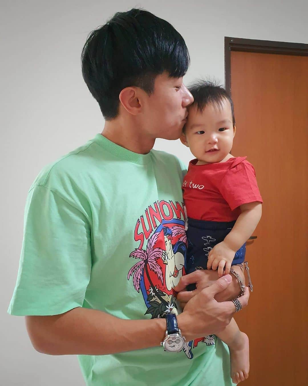 デスモンド・タンのインスタグラム：「On this very auspicious date and time, I've something to announce publicly... I am... I am... a baby whisperer with many amazing testimonials and some global success cases. Babies and toddlers just simply love me! 😜  Jokes aside, just wanna encourage everyone to stay positive during these period. Stay happy as we stay vigilant. We will triumph over the tough time, we will!  #babywhisperer #bepositive」