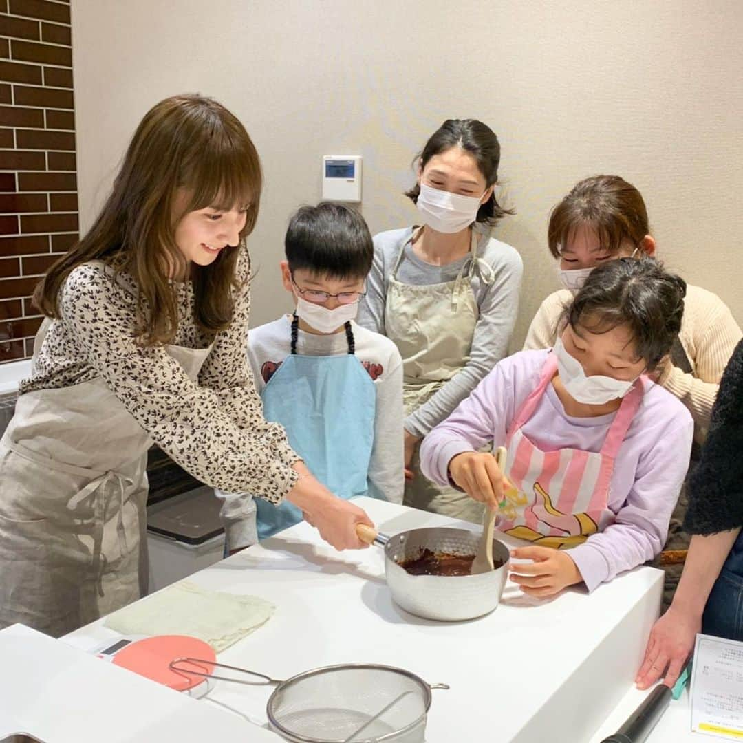 渕上彩夏さんのインスタグラム写真 - (渕上彩夏Instagram)「. COCOSAのバレンタインイベント 参加してくださった皆さん、お菓子作り、楽しんでいただけましたでしょうか？💕✨ . 気さくで楽しい北川さんとのお菓子作り、お菓子作り初心者の私も学びながら楽しめる時間でした🍫✨ 「お菓子作りの本に、よく、粉っぽさが少し残るくらいでって書いてあると思うけど、粉っぽくて良いわけない！！」笑 粉っぽさはなくなるまで混ぜるのが正解だそうです👨🏻‍🍳✨ . . クッキーに自由にデコレーションしたり、チョコタルトにトッピングをしてみたり、お菓子作りのワクワクを皆さんと一緒に楽しめたと思います🌼🌼🌼 . ご参加してくださった皆さん、ありがとうございました☺️✨ 残念ながら今回当選されなかった皆さん、また次の機会にお会い出来ることを楽しみにしています‼️ . またイベント何かしたいですね🌼 COCOSAさん、宜しくお願いします🙇🏻‍♀️💕笑 . 今回のイベントの様子は @fumiya.roman  さんが撮影されていまして、素敵な映像を作ってくださるので、公開まで楽しみにお待ち下さい😆✨ 楽しみっ❣️ . . 1枚目は 1部の皆さんとの集合写真♡ . #わたしのcocosa #cocosa #楽しいがぜんぶ #バレンタイン #メゾンドキタガワ #プレゼントもありがとうございました♡」2月2日 20時29分 - ayakafuchigami725