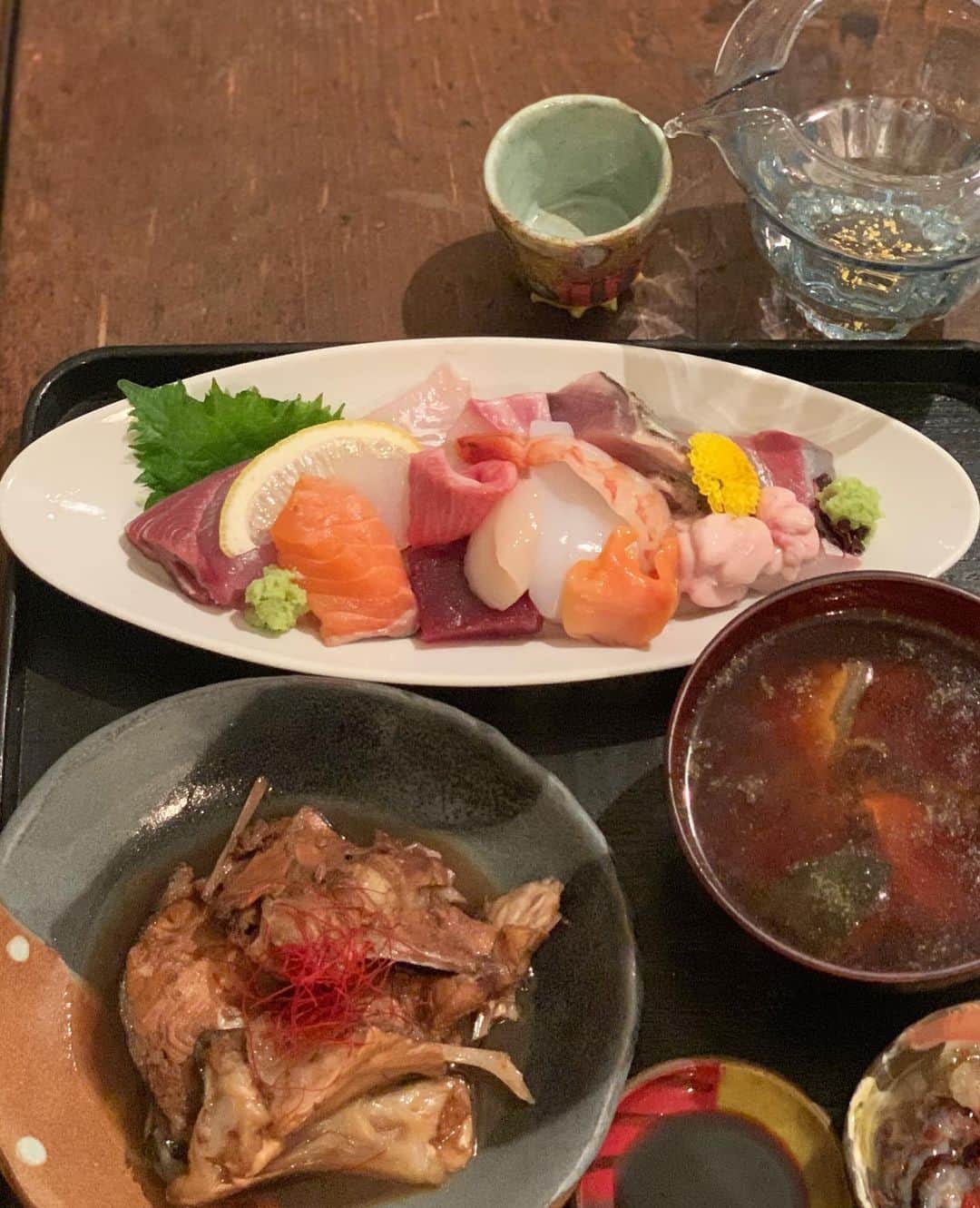 青山有紀さんのインスタグラム写真 - (青山有紀Instagram)「淡路島から京都に向かってレンタカーを走らせてたら何故か奈良に着いてた…こんなサプライズいらない🙈😂 海鮮丼にしようと思ってだけど腹ペコだからお刺身盛り合わせに。 お魚屋さんがくれたアラを煮て、　#福光屋　さんの日本酒をお供に🍶 大好きなナマコも😋 節分のいわし用に　@kit_sankakuha で買ったジョージアのお魚皿はお刺身にもぴったりだった🐟 #阪奈トンネル長くてびっくり #青山有紀 #青山有紀ごはん」2月2日 20時42分 - yukiaoya