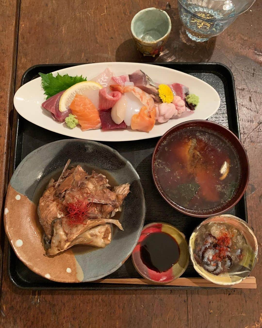 青山有紀さんのインスタグラム写真 - (青山有紀Instagram)「淡路島から京都に向かってレンタカーを走らせてたら何故か奈良に着いてた…こんなサプライズいらない🙈😂 海鮮丼にしようと思ってだけど腹ペコだからお刺身盛り合わせに。 お魚屋さんがくれたアラを煮て、　#福光屋　さんの日本酒をお供に🍶 大好きなナマコも😋 節分のいわし用に　@kit_sankakuha で買ったジョージアのお魚皿はお刺身にもぴったりだった🐟 #阪奈トンネル長くてびっくり #青山有紀 #青山有紀ごはん」2月2日 20時42分 - yukiaoya