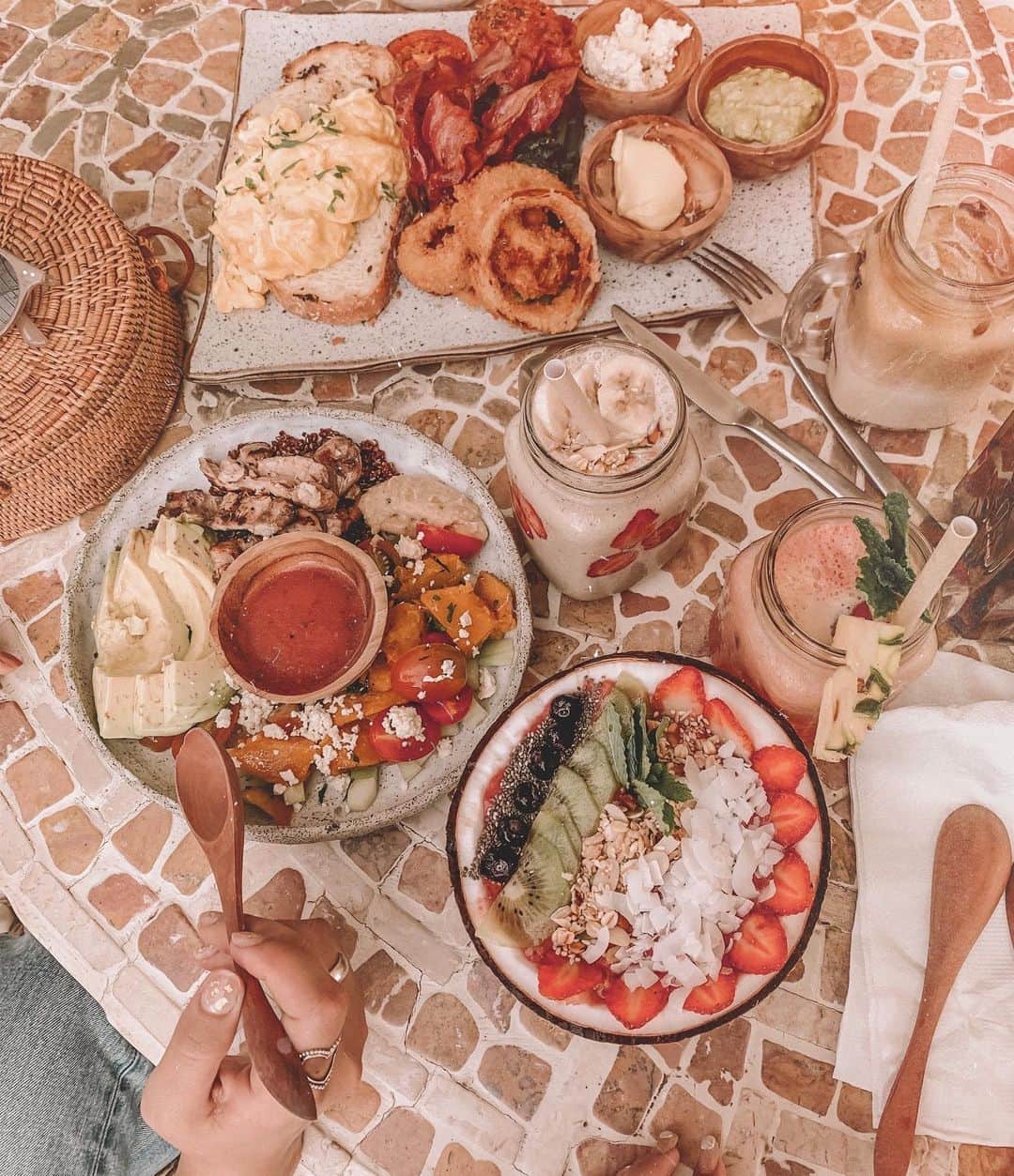 ✷kana✷のインスタグラム：「#BREAKFAST 🍴💗 . 大勢で行くといっぱいシェアできて いいよね♡♡♡ . #pennylinebali」