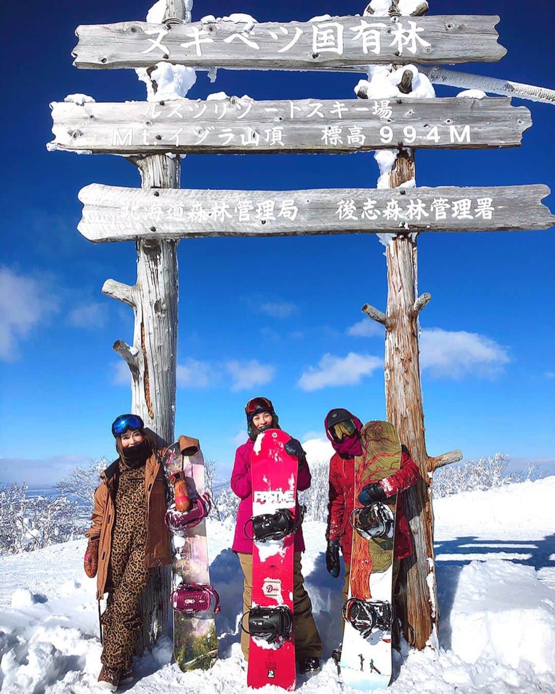 DJGEKIKARAのインスタグラム：「毎年恒例北海道🏂 今年は雪が少なかったけど本当気持ちパウダーいただきました❄️ 天候も1日目文句ないピーカン☀️ ステキな写真ばかり、、、 いつもありがとう❄️⛄️☀️👯‍♀️❄️ #北海道 #ルスツリゾート #ニセコ #ヒラフ #いつメン #スノーボード #スノーボード女子 #大好きな友達」