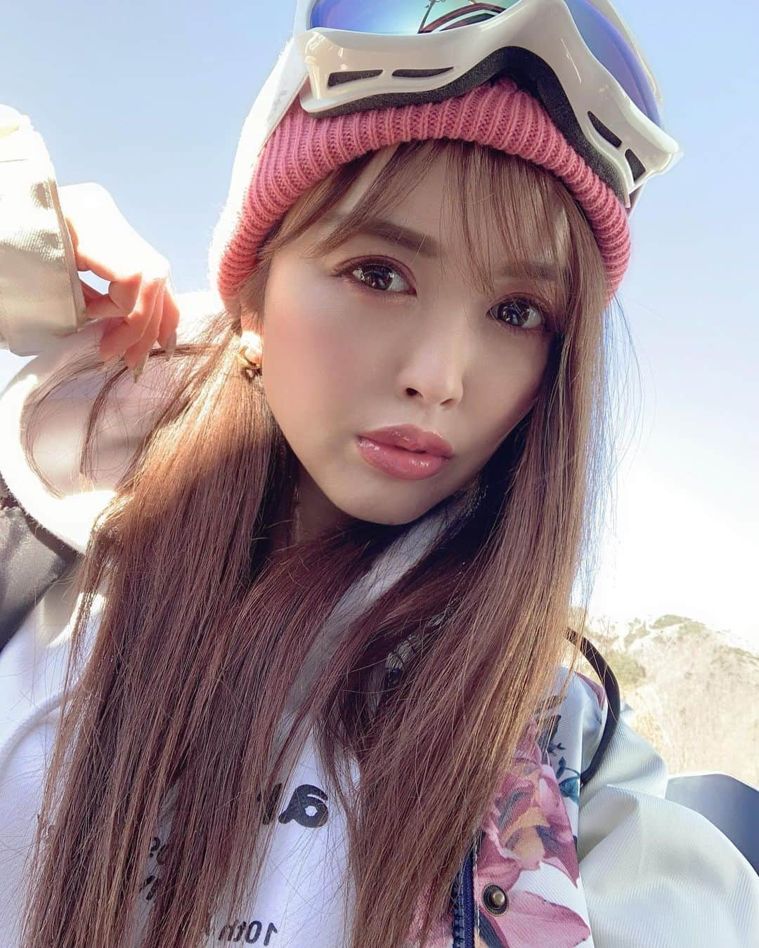 板橋瑠美さんのインスタグラム写真 - (板橋瑠美Instagram)「Snow board Day🏂♡﻿ ﻿ ﻿ この時期はウキウキが止まらない💕﻿ ﻿ ﻿ 今年はきっと過去1ゲレンデにいるな❤ 今日はカムイ🗻﻿ ﻿ 今月嬉しいスノボーのお仕事もあるの❄️♡﻿ どこのゲレンデかなー♡ ・ ・ ・ #スノボー#スノボー女子 #すのぼ女子  #スノボー  #すのぼー楽しい  #舞子スノーリゾート  #スノーボード#スノーボード大好き　#スノボー #スノボー女子の休日 #スノボーウェア #スノボー最高 #スノボー旅行 #スノボーママ」2月2日 20時48分 - rumi_official_0616