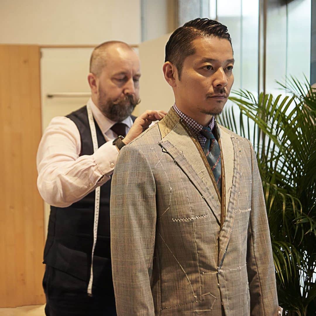 高田朋佳のインスタグラム：「“Fitting day of my @huntsmansavilerow suits. Many thanks to @robbailey_huntsmansavilerow , Senior cutter of Huntsman who meticulously crafted this suit, it was a wonderful experience for me to personally feel the tradition and heritage of British tailoring.  Looking forward to enjoy this masterpiece that will journey with me throughout many years to come...” Next stop, Huntsman will hold their Asia trunk show in Bangkok, @okura_prestige_bkk on February 4th & 5th. Visit their profile page for more information! ———————————————————————— Photography @kens_cc  #huntsman #huntsmansavilerow #bespokesuit #bespoke #britishclassic #newcolonialstyle #jetset #singapore #luxuryresort #colonyclothing #singaporelife #singaporestyle  #lifestyle #fashion #mensfashion」