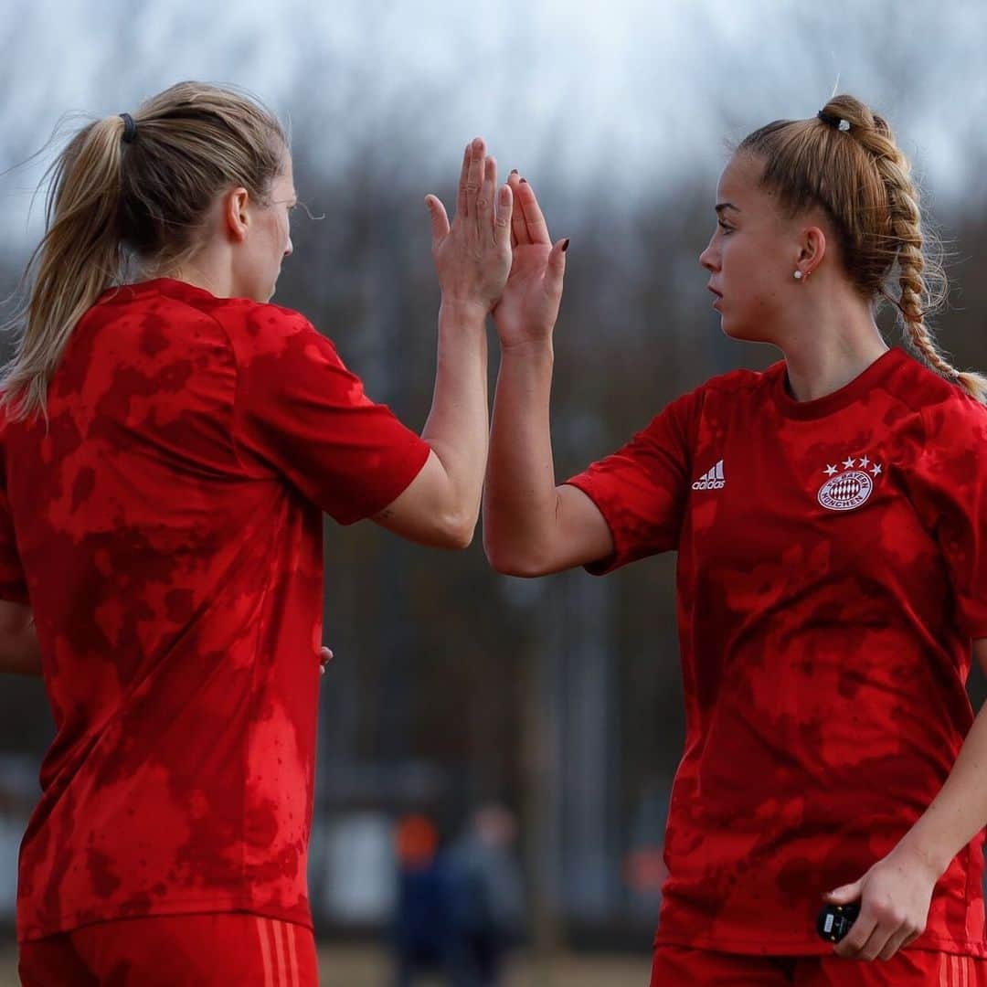 Verena Faisstさんのインスタグラム写真 - (Verena FaisstInstagram)「✋🏽 @giuliagwinn - Guter Testspielsieg gegen die @schanzerinnen. Auf gehts in die letzten zwei Wochen Vorbereitung 🏃🏼‍♀️🏋🏽‍♀️⚽️🧘🏼‍♀️ #gutersieg #weitergehts #hötz #highfive」2月2日 21時03分 - vereni2205