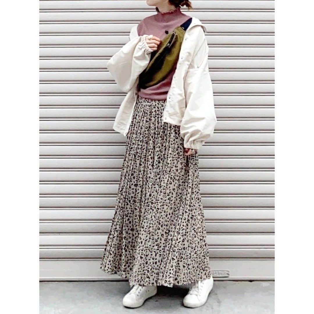 のインスタグラム：「#wear更新 ☝︎ TOPにURL載せてます ．．．．．．✈︎ . . . #code #outfit #ootd . . . 詳しくは#wear で見てね♥︎ wear account → sizu0618 . . . #MINEBY3MOOTD #mamagirl #コーデ #コーディネート #ファッション #今日の服 #今日のコーデ #ママファッション #ママコーデ #ママスタイル#SENSEOFPLACE #センスオブプレイス　@tiptop_pocket_official」