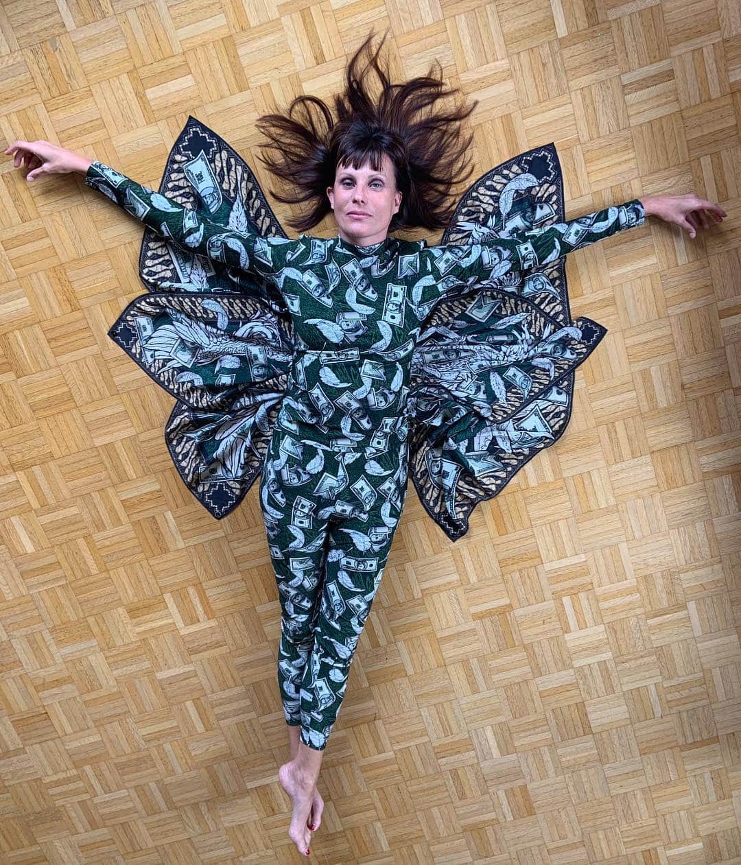 ジャンポールレスパナールのインスタグラム：「. Hier soir j’ai habillé mon papillon de lumière @laurencebibot pour une soirée bien belge et bien surréaliste qui s’appelle @magritte_cinema. On s’est bien amusé et qu’est ce qu’elle était élégante et drôle. C’était bien. Vive Laurence」