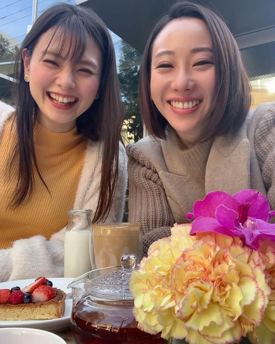 朝見心のインスタグラム：「(∵)﻿ ﻿ 結局﻿ 笑ってるのが一番いいね ﻿ ﻿ 諒子ちゃんのお友だちにも会えて﻿ お友だちのワンちゃんにも癒されて﻿ お花にも癒された1日でした☺︎﻿ ﻿ 明日からまた頑張ろう！！！﻿ ﻿」