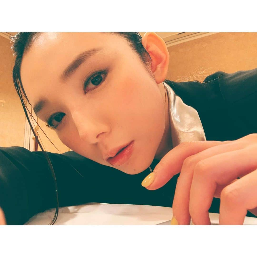 沙央くらまさんのインスタグラム写真 - (沙央くらまInstagram)「「 MIYA RURIKA TALK＆LIVE　inOSAKA 」 トークゲストで出演させていただきました⭐️ みやちゃんおつかれさま💜  みやちゃんのファンの皆様ありがとうございました♪ コマファンの皆様もありがとう💕  宝塚時代に出会い、苦楽を共にし、こんなに深い絆を築ける場所 は宝塚しかないんじゃないでしょうか？  だって、なに話しても、あーあの時ね！って盛り上がってわかってくださるファンの方々の愛の深さ！  卒業して約半年が経ったみやちゃんが自分の力で新しい世界に挑戦する姿は、卒業しても変わらず尊敬しています。  また共演できたらいいなぁ♪  待ち時間に、みやちゃんの真似をしまくった写真はふざけてるからみたい方だけみてくださいw  みやちゃんとの写真はまた載せます😊  #沙央くらま #美弥るりか  #コマスタ #トークゲスト #楽しかった #ありがとう #宝塚好きな人と繋がりたい  #宝塚は永遠」2月2日 21時06分 - kurama_sao