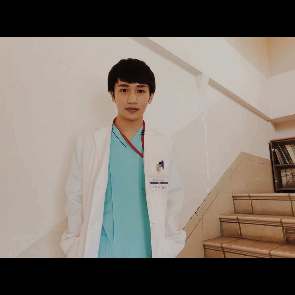 松本岳のインスタグラム：「2月3日テレビ東京ドラマBiz「病院の治しかた〜ドクター有原の挑戦〜」に小児科医、野林役で出演します。 是非、明日は観てください。  #病院の治しかたドクター有原の挑戦」