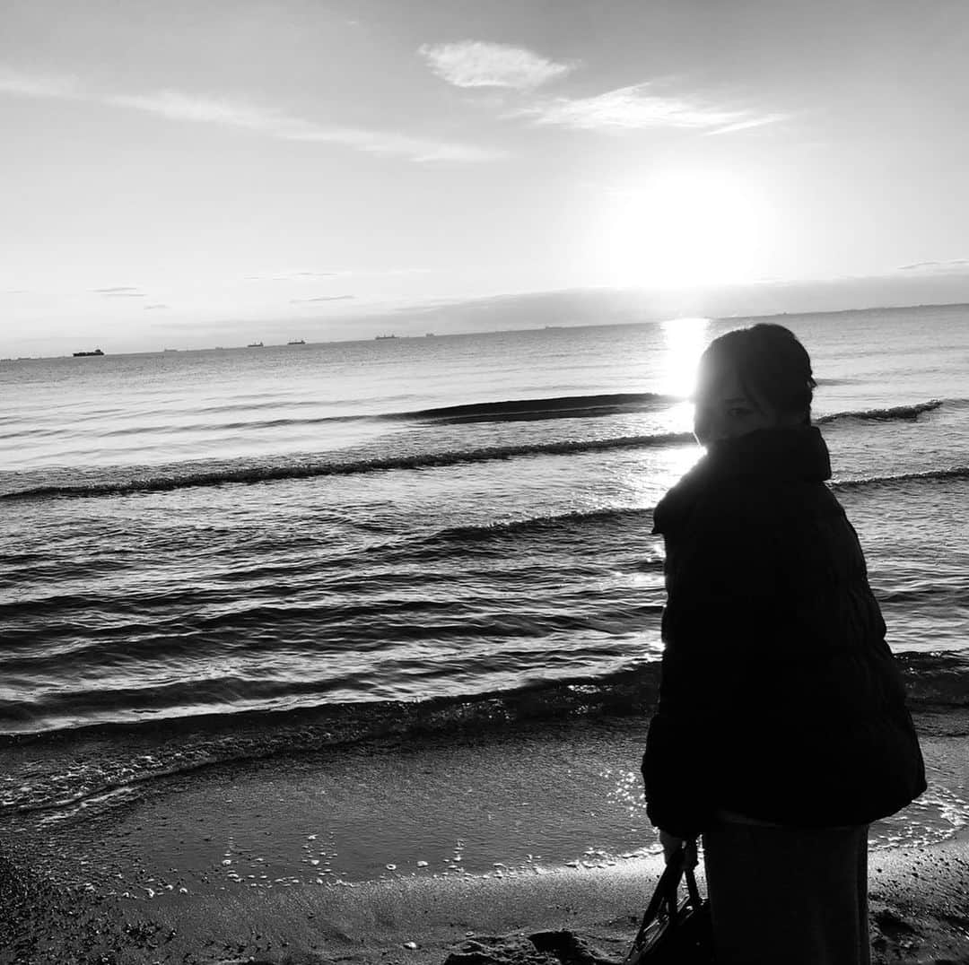 吹田早哉佳さんのインスタグラム写真 - (吹田早哉佳Instagram)「#sunset #beach #holidaylife  撮影し合うカップルがいて…真似して夫が撮ってくれた1枚。 逆光すぎる上にモノクロ撮影‼︎w」2月2日 21時19分 - sayaka.0623