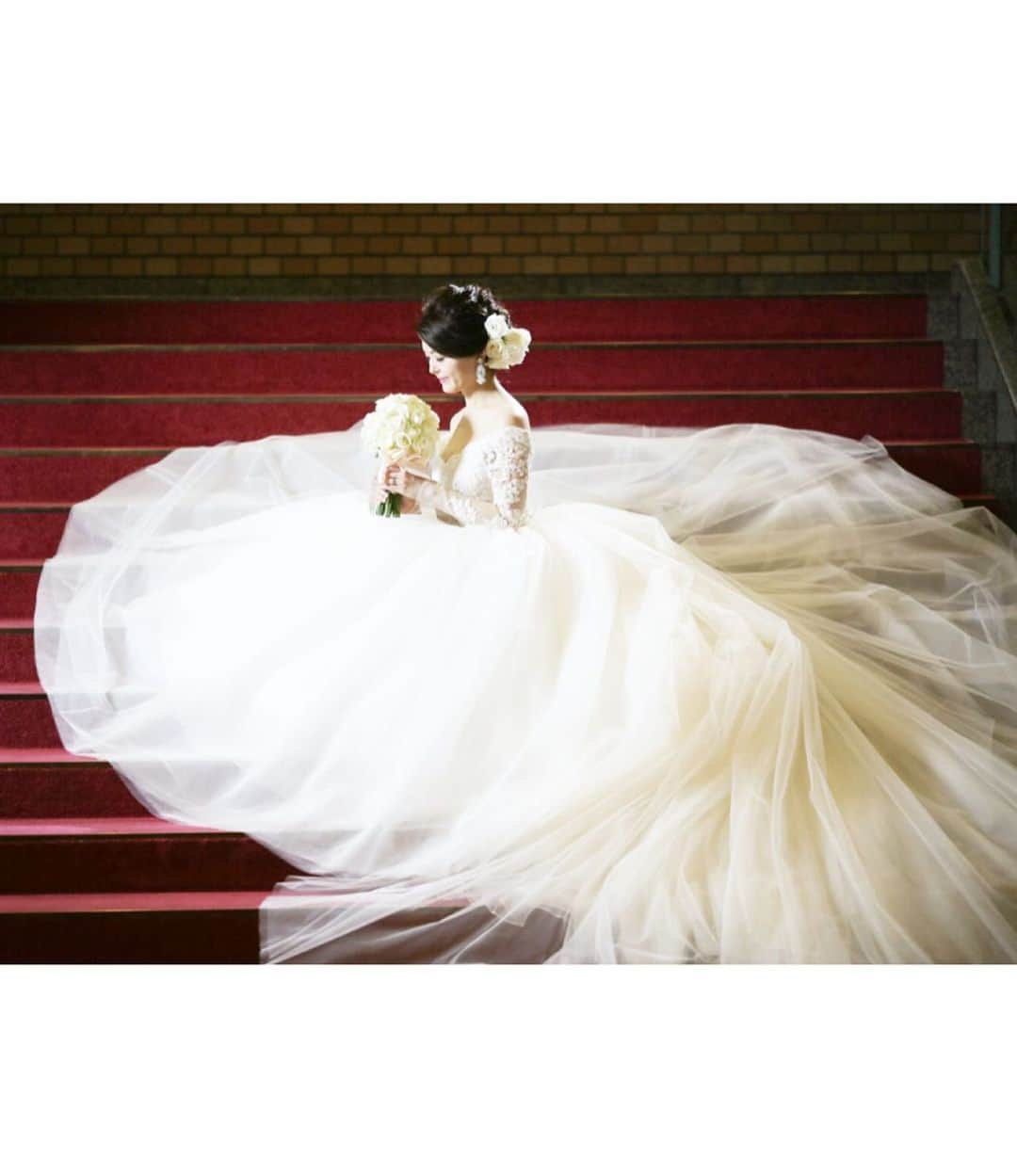 プレ花嫁の結婚式準備アプリ♡ -ウェディングニュースさんのインスタグラム写真 - (プレ花嫁の結婚式準備アプリ♡ -ウェディングニュースInstagram)「これぞ王道ウェディング💕おしゃれ花嫁さんのウェディングフォト9選✨ . . ...................................... 💒こちらのお写真の情報 ...................................... . 会場名： 帝国ホテル 大阪  エリア： #マイレポ大阪 【会場ID： 102】 . →@weddingnews_concierge の🔗に5桁のID番号をいれると式場の詳細（本当の料金・口コミ・写真など）がチェックできます😊 . 📲インスタグラムで「式場探し・フェア予約」をする方法は文章の下をチェックしてね⬇︎ ...................................... . . 💐lia_wedding.worldさんの結婚式について . ロイヤルウエディングをコンセプトにしたlia_wedding.worldさんのウェディング👰🏻✨ . #ドレス は2着とも #ハツコエンドウ のもの✨ . 💗#ウェディングドレス  繊細なレースの長袖とボリュームのあるチュールのスカートが印象的な【Ana】👗 #HARRYWINSTON のティアラが上品に輝き、コンセプトでもあるロイヤルウェディングを表現✨花嫁さんの美しさを最大限に引き立ててくれていて、とても素敵ですよね💕 . 💗 #カラードレス ボリュームのあるスカートと流れるようなトレーン✨ブラックの #サッシュベルト が印象的な【Sophia】のblush👗💕 #ニコライバーグマン で注文したというピンクベースの生花を70本つけたフェミニンなヘアは、とっても華やかです😍 . 白とグリーンで統一された清楚な #装花 や 、背の高いイミテーションケーキなど、どこに注目してもゴージャスで魅力的✨♩ . #ホテルウェディング の花嫁さんや、王道ウェディングがテーマの花嫁さんは是非 lia_wedding.worldさんのコーディネートを参考にしてみてくださいね✨ . 他の #ウエディングフォト も素敵なので、ぜひスワイプ👉🏻してみてくださいね✨ . .  lia_wedding.worldさんの花嫁ID❤38843 . @weddingnews_brides の🔗に↑の5桁の数字をいれると、こちらの花嫁さんの式場／マイレポ／インスタIDが見られます✨ . . ...................................... 💒インスタグラムから式場を探す方法 ...................................... . ①マイレポ〇〇 ↑〇〇に自分の都道府県を入れてハッシュタグ検索（例：マイレポ東京） . ②気になるポストに書いてある【式場ID】or【花嫁ID】をメモする . . 💒【式場IDで探す】 ID（数字4桁)を @weddingnews_concierge の🔗にいれると式場の詳細（本当の料金・写真・口コミなど）がチェックできます😊 . . 👰【花嫁IDで探す】 ID（数字5桁)を @weddingnews_brides の🔗にいれると該当ポストの花嫁さんの式場／マイレポ／インスタIDがチェックできます😊 . . ⚠️式場・花嫁さんを検索する（ID番号・＠）は別々なので、気をつけてくださいね ............................................................................ . . 📲プロポーズされる前から卒花した後も楽しめる✨結婚式準備No１アプリ💕 #ウェディングニュース の詳細は @weddingnews_editor からダウンロードしてね✨ . . . . #結婚式 #結婚式準備 #ウェディング #プレ花嫁 #結婚 #花嫁 #ウエディング #プレ花嫁準備 #婚約 #2020春婚 #プレ花嫁さんと繋がりたい #2020夏婚 #2020秋婚  #プロポーズ  #帝国ホテル大阪  #大阪結婚式 #2021春婚」2月2日 21時26分 - weddingnews_editor