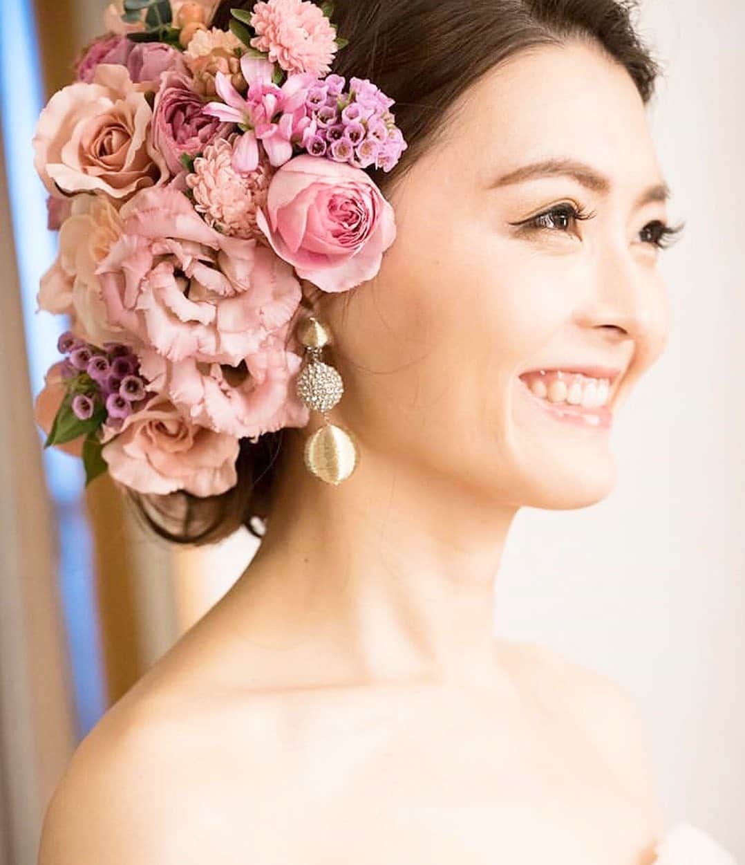プレ花嫁の結婚式準備アプリ♡ -ウェディングニュースさんのインスタグラム写真 - (プレ花嫁の結婚式準備アプリ♡ -ウェディングニュースInstagram)「これぞ王道ウェディング💕おしゃれ花嫁さんのウェディングフォト9選✨ . . ...................................... 💒こちらのお写真の情報 ...................................... . 会場名： 帝国ホテル 大阪  エリア： #マイレポ大阪 【会場ID： 102】 . →@weddingnews_concierge の🔗に5桁のID番号をいれると式場の詳細（本当の料金・口コミ・写真など）がチェックできます😊 . 📲インスタグラムで「式場探し・フェア予約」をする方法は文章の下をチェックしてね⬇︎ ...................................... . . 💐lia_wedding.worldさんの結婚式について . ロイヤルウエディングをコンセプトにしたlia_wedding.worldさんのウェディング👰🏻✨ . #ドレス は2着とも #ハツコエンドウ のもの✨ . 💗#ウェディングドレス  繊細なレースの長袖とボリュームのあるチュールのスカートが印象的な【Ana】👗 #HARRYWINSTON のティアラが上品に輝き、コンセプトでもあるロイヤルウェディングを表現✨花嫁さんの美しさを最大限に引き立ててくれていて、とても素敵ですよね💕 . 💗 #カラードレス ボリュームのあるスカートと流れるようなトレーン✨ブラックの #サッシュベルト が印象的な【Sophia】のblush👗💕 #ニコライバーグマン で注文したというピンクベースの生花を70本つけたフェミニンなヘアは、とっても華やかです😍 . 白とグリーンで統一された清楚な #装花 や 、背の高いイミテーションケーキなど、どこに注目してもゴージャスで魅力的✨♩ . #ホテルウェディング の花嫁さんや、王道ウェディングがテーマの花嫁さんは是非 lia_wedding.worldさんのコーディネートを参考にしてみてくださいね✨ . 他の #ウエディングフォト も素敵なので、ぜひスワイプ👉🏻してみてくださいね✨ . .  lia_wedding.worldさんの花嫁ID❤38843 . @weddingnews_brides の🔗に↑の5桁の数字をいれると、こちらの花嫁さんの式場／マイレポ／インスタIDが見られます✨ . . ...................................... 💒インスタグラムから式場を探す方法 ...................................... . ①マイレポ〇〇 ↑〇〇に自分の都道府県を入れてハッシュタグ検索（例：マイレポ東京） . ②気になるポストに書いてある【式場ID】or【花嫁ID】をメモする . . 💒【式場IDで探す】 ID（数字4桁)を @weddingnews_concierge の🔗にいれると式場の詳細（本当の料金・写真・口コミなど）がチェックできます😊 . . 👰【花嫁IDで探す】 ID（数字5桁)を @weddingnews_brides の🔗にいれると該当ポストの花嫁さんの式場／マイレポ／インスタIDがチェックできます😊 . . ⚠️式場・花嫁さんを検索する（ID番号・＠）は別々なので、気をつけてくださいね ............................................................................ . . 📲プロポーズされる前から卒花した後も楽しめる✨結婚式準備No１アプリ💕 #ウェディングニュース の詳細は @weddingnews_editor からダウンロードしてね✨ . . . . #結婚式 #結婚式準備 #ウェディング #プレ花嫁 #結婚 #花嫁 #ウエディング #プレ花嫁準備 #婚約 #2020春婚 #プレ花嫁さんと繋がりたい #2020夏婚 #2020秋婚  #プロポーズ  #帝国ホテル大阪  #大阪結婚式 #2021春婚」2月2日 21時26分 - weddingnews_editor