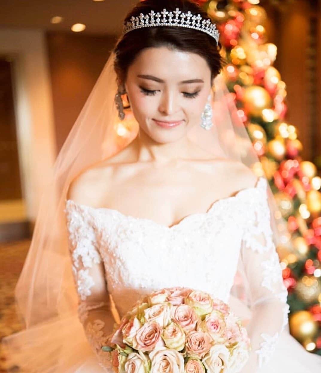 プレ花嫁の結婚式準備アプリ♡ -ウェディングニュースさんのインスタグラム写真 - (プレ花嫁の結婚式準備アプリ♡ -ウェディングニュースInstagram)「これぞ王道ウェディング💕おしゃれ花嫁さんのウェディングフォト9選✨ . . ...................................... 💒こちらのお写真の情報 ...................................... . 会場名： 帝国ホテル 大阪  エリア： #マイレポ大阪 【会場ID： 102】 . →@weddingnews_concierge の🔗に5桁のID番号をいれると式場の詳細（本当の料金・口コミ・写真など）がチェックできます😊 . 📲インスタグラムで「式場探し・フェア予約」をする方法は文章の下をチェックしてね⬇︎ ...................................... . . 💐lia_wedding.worldさんの結婚式について . ロイヤルウエディングをコンセプトにしたlia_wedding.worldさんのウェディング👰🏻✨ . #ドレス は2着とも #ハツコエンドウ のもの✨ . 💗#ウェディングドレス  繊細なレースの長袖とボリュームのあるチュールのスカートが印象的な【Ana】👗 #HARRYWINSTON のティアラが上品に輝き、コンセプトでもあるロイヤルウェディングを表現✨花嫁さんの美しさを最大限に引き立ててくれていて、とても素敵ですよね💕 . 💗 #カラードレス ボリュームのあるスカートと流れるようなトレーン✨ブラックの #サッシュベルト が印象的な【Sophia】のblush👗💕 #ニコライバーグマン で注文したというピンクベースの生花を70本つけたフェミニンなヘアは、とっても華やかです😍 . 白とグリーンで統一された清楚な #装花 や 、背の高いイミテーションケーキなど、どこに注目してもゴージャスで魅力的✨♩ . #ホテルウェディング の花嫁さんや、王道ウェディングがテーマの花嫁さんは是非 lia_wedding.worldさんのコーディネートを参考にしてみてくださいね✨ . 他の #ウエディングフォト も素敵なので、ぜひスワイプ👉🏻してみてくださいね✨ . .  lia_wedding.worldさんの花嫁ID❤38843 . @weddingnews_brides の🔗に↑の5桁の数字をいれると、こちらの花嫁さんの式場／マイレポ／インスタIDが見られます✨ . . ...................................... 💒インスタグラムから式場を探す方法 ...................................... . ①マイレポ〇〇 ↑〇〇に自分の都道府県を入れてハッシュタグ検索（例：マイレポ東京） . ②気になるポストに書いてある【式場ID】or【花嫁ID】をメモする . . 💒【式場IDで探す】 ID（数字4桁)を @weddingnews_concierge の🔗にいれると式場の詳細（本当の料金・写真・口コミなど）がチェックできます😊 . . 👰【花嫁IDで探す】 ID（数字5桁)を @weddingnews_brides の🔗にいれると該当ポストの花嫁さんの式場／マイレポ／インスタIDがチェックできます😊 . . ⚠️式場・花嫁さんを検索する（ID番号・＠）は別々なので、気をつけてくださいね ............................................................................ . . 📲プロポーズされる前から卒花した後も楽しめる✨結婚式準備No１アプリ💕 #ウェディングニュース の詳細は @weddingnews_editor からダウンロードしてね✨ . . . . #結婚式 #結婚式準備 #ウェディング #プレ花嫁 #結婚 #花嫁 #ウエディング #プレ花嫁準備 #婚約 #2020春婚 #プレ花嫁さんと繋がりたい #2020夏婚 #2020秋婚  #プロポーズ  #帝国ホテル大阪  #大阪結婚式 #2021春婚」2月2日 21時26分 - weddingnews_editor