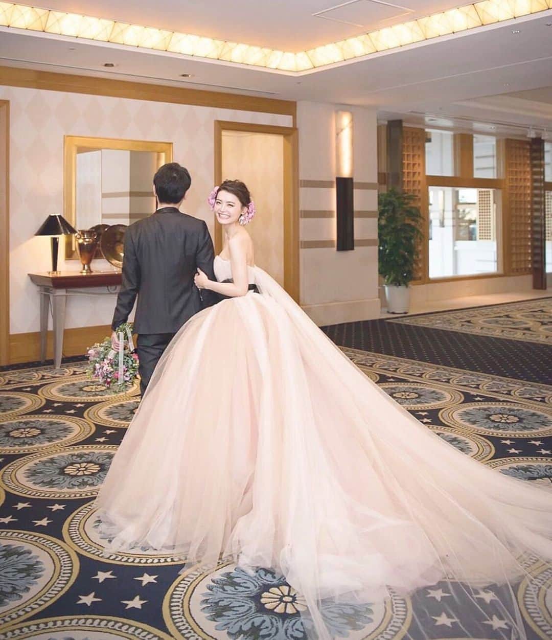 プレ花嫁の結婚式準備アプリ♡ -ウェディングニュースさんのインスタグラム写真 - (プレ花嫁の結婚式準備アプリ♡ -ウェディングニュースInstagram)「これぞ王道ウェディング💕おしゃれ花嫁さんのウェディングフォト9選✨ . . ...................................... 💒こちらのお写真の情報 ...................................... . 会場名： 帝国ホテル 大阪  エリア： #マイレポ大阪 【会場ID： 102】 . →@weddingnews_concierge の🔗に5桁のID番号をいれると式場の詳細（本当の料金・口コミ・写真など）がチェックできます😊 . 📲インスタグラムで「式場探し・フェア予約」をする方法は文章の下をチェックしてね⬇︎ ...................................... . . 💐lia_wedding.worldさんの結婚式について . ロイヤルウエディングをコンセプトにしたlia_wedding.worldさんのウェディング👰🏻✨ . #ドレス は2着とも #ハツコエンドウ のもの✨ . 💗#ウェディングドレス  繊細なレースの長袖とボリュームのあるチュールのスカートが印象的な【Ana】👗 #HARRYWINSTON のティアラが上品に輝き、コンセプトでもあるロイヤルウェディングを表現✨花嫁さんの美しさを最大限に引き立ててくれていて、とても素敵ですよね💕 . 💗 #カラードレス ボリュームのあるスカートと流れるようなトレーン✨ブラックの #サッシュベルト が印象的な【Sophia】のblush👗💕 #ニコライバーグマン で注文したというピンクベースの生花を70本つけたフェミニンなヘアは、とっても華やかです😍 . 白とグリーンで統一された清楚な #装花 や 、背の高いイミテーションケーキなど、どこに注目してもゴージャスで魅力的✨♩ . #ホテルウェディング の花嫁さんや、王道ウェディングがテーマの花嫁さんは是非 lia_wedding.worldさんのコーディネートを参考にしてみてくださいね✨ . 他の #ウエディングフォト も素敵なので、ぜひスワイプ👉🏻してみてくださいね✨ . .  lia_wedding.worldさんの花嫁ID❤38843 . @weddingnews_brides の🔗に↑の5桁の数字をいれると、こちらの花嫁さんの式場／マイレポ／インスタIDが見られます✨ . . ...................................... 💒インスタグラムから式場を探す方法 ...................................... . ①マイレポ〇〇 ↑〇〇に自分の都道府県を入れてハッシュタグ検索（例：マイレポ東京） . ②気になるポストに書いてある【式場ID】or【花嫁ID】をメモする . . 💒【式場IDで探す】 ID（数字4桁)を @weddingnews_concierge の🔗にいれると式場の詳細（本当の料金・写真・口コミなど）がチェックできます😊 . . 👰【花嫁IDで探す】 ID（数字5桁)を @weddingnews_brides の🔗にいれると該当ポストの花嫁さんの式場／マイレポ／インスタIDがチェックできます😊 . . ⚠️式場・花嫁さんを検索する（ID番号・＠）は別々なので、気をつけてくださいね ............................................................................ . . 📲プロポーズされる前から卒花した後も楽しめる✨結婚式準備No１アプリ💕 #ウェディングニュース の詳細は @weddingnews_editor からダウンロードしてね✨ . . . . #結婚式 #結婚式準備 #ウェディング #プレ花嫁 #結婚 #花嫁 #ウエディング #プレ花嫁準備 #婚約 #2020春婚 #プレ花嫁さんと繋がりたい #2020夏婚 #2020秋婚  #プロポーズ  #帝国ホテル大阪  #大阪結婚式 #2021春婚」2月2日 21時26分 - weddingnews_editor