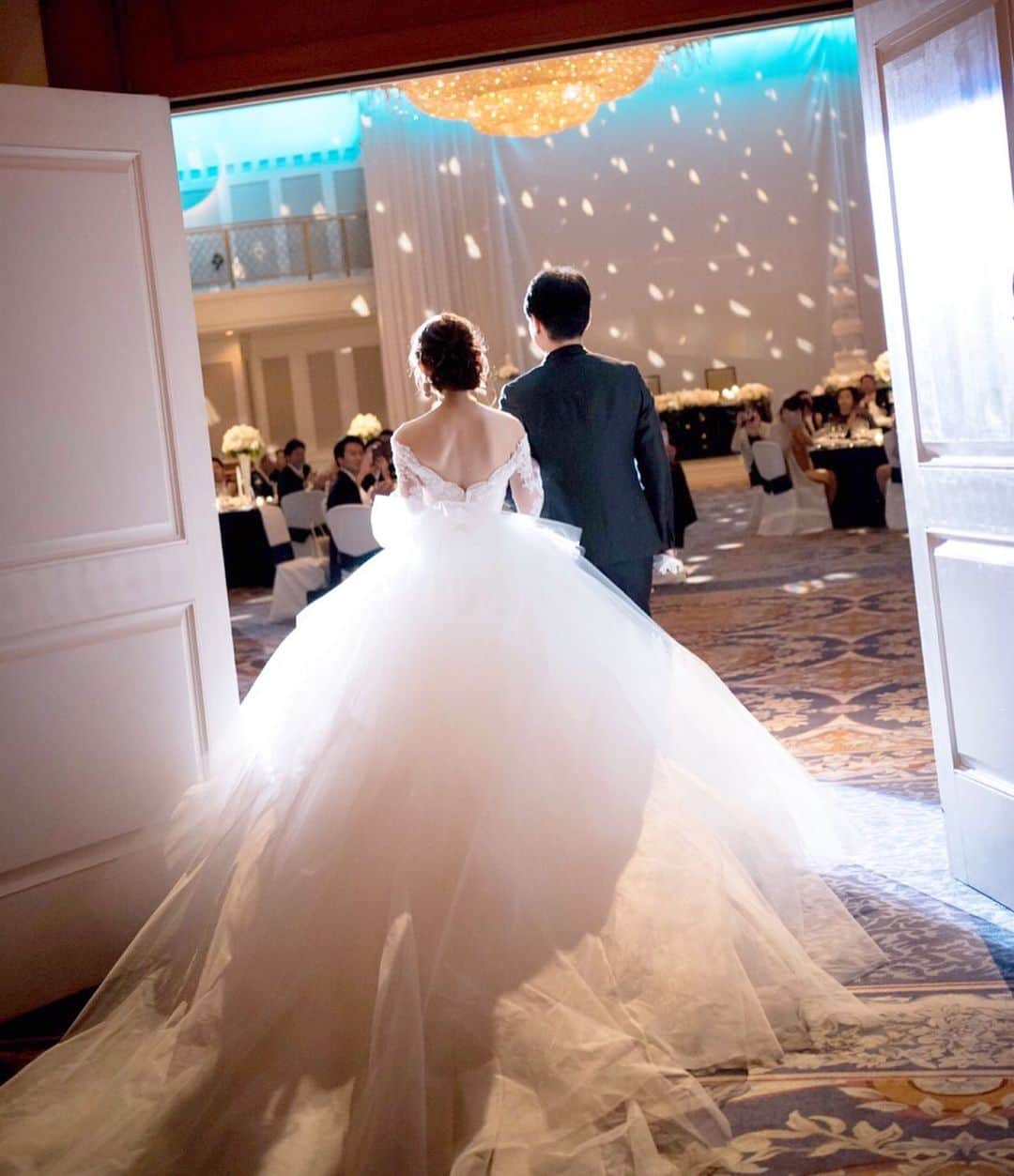 プレ花嫁の結婚式準備アプリ♡ -ウェディングニュースさんのインスタグラム写真 - (プレ花嫁の結婚式準備アプリ♡ -ウェディングニュースInstagram)「これぞ王道ウェディング💕おしゃれ花嫁さんのウェディングフォト9選✨ . . ...................................... 💒こちらのお写真の情報 ...................................... . 会場名： 帝国ホテル 大阪  エリア： #マイレポ大阪 【会場ID： 102】 . →@weddingnews_concierge の🔗に5桁のID番号をいれると式場の詳細（本当の料金・口コミ・写真など）がチェックできます😊 . 📲インスタグラムで「式場探し・フェア予約」をする方法は文章の下をチェックしてね⬇︎ ...................................... . . 💐lia_wedding.worldさんの結婚式について . ロイヤルウエディングをコンセプトにしたlia_wedding.worldさんのウェディング👰🏻✨ . #ドレス は2着とも #ハツコエンドウ のもの✨ . 💗#ウェディングドレス  繊細なレースの長袖とボリュームのあるチュールのスカートが印象的な【Ana】👗 #HARRYWINSTON のティアラが上品に輝き、コンセプトでもあるロイヤルウェディングを表現✨花嫁さんの美しさを最大限に引き立ててくれていて、とても素敵ですよね💕 . 💗 #カラードレス ボリュームのあるスカートと流れるようなトレーン✨ブラックの #サッシュベルト が印象的な【Sophia】のblush👗💕 #ニコライバーグマン で注文したというピンクベースの生花を70本つけたフェミニンなヘアは、とっても華やかです😍 . 白とグリーンで統一された清楚な #装花 や 、背の高いイミテーションケーキなど、どこに注目してもゴージャスで魅力的✨♩ . #ホテルウェディング の花嫁さんや、王道ウェディングがテーマの花嫁さんは是非 lia_wedding.worldさんのコーディネートを参考にしてみてくださいね✨ . 他の #ウエディングフォト も素敵なので、ぜひスワイプ👉🏻してみてくださいね✨ . .  lia_wedding.worldさんの花嫁ID❤38843 . @weddingnews_brides の🔗に↑の5桁の数字をいれると、こちらの花嫁さんの式場／マイレポ／インスタIDが見られます✨ . . ...................................... 💒インスタグラムから式場を探す方法 ...................................... . ①マイレポ〇〇 ↑〇〇に自分の都道府県を入れてハッシュタグ検索（例：マイレポ東京） . ②気になるポストに書いてある【式場ID】or【花嫁ID】をメモする . . 💒【式場IDで探す】 ID（数字4桁)を @weddingnews_concierge の🔗にいれると式場の詳細（本当の料金・写真・口コミなど）がチェックできます😊 . . 👰【花嫁IDで探す】 ID（数字5桁)を @weddingnews_brides の🔗にいれると該当ポストの花嫁さんの式場／マイレポ／インスタIDがチェックできます😊 . . ⚠️式場・花嫁さんを検索する（ID番号・＠）は別々なので、気をつけてくださいね ............................................................................ . . 📲プロポーズされる前から卒花した後も楽しめる✨結婚式準備No１アプリ💕 #ウェディングニュース の詳細は @weddingnews_editor からダウンロードしてね✨ . . . . #結婚式 #結婚式準備 #ウェディング #プレ花嫁 #結婚 #花嫁 #ウエディング #プレ花嫁準備 #婚約 #2020春婚 #プレ花嫁さんと繋がりたい #2020夏婚 #2020秋婚  #プロポーズ  #帝国ホテル大阪  #大阪結婚式 #2021春婚」2月2日 21時26分 - weddingnews_editor