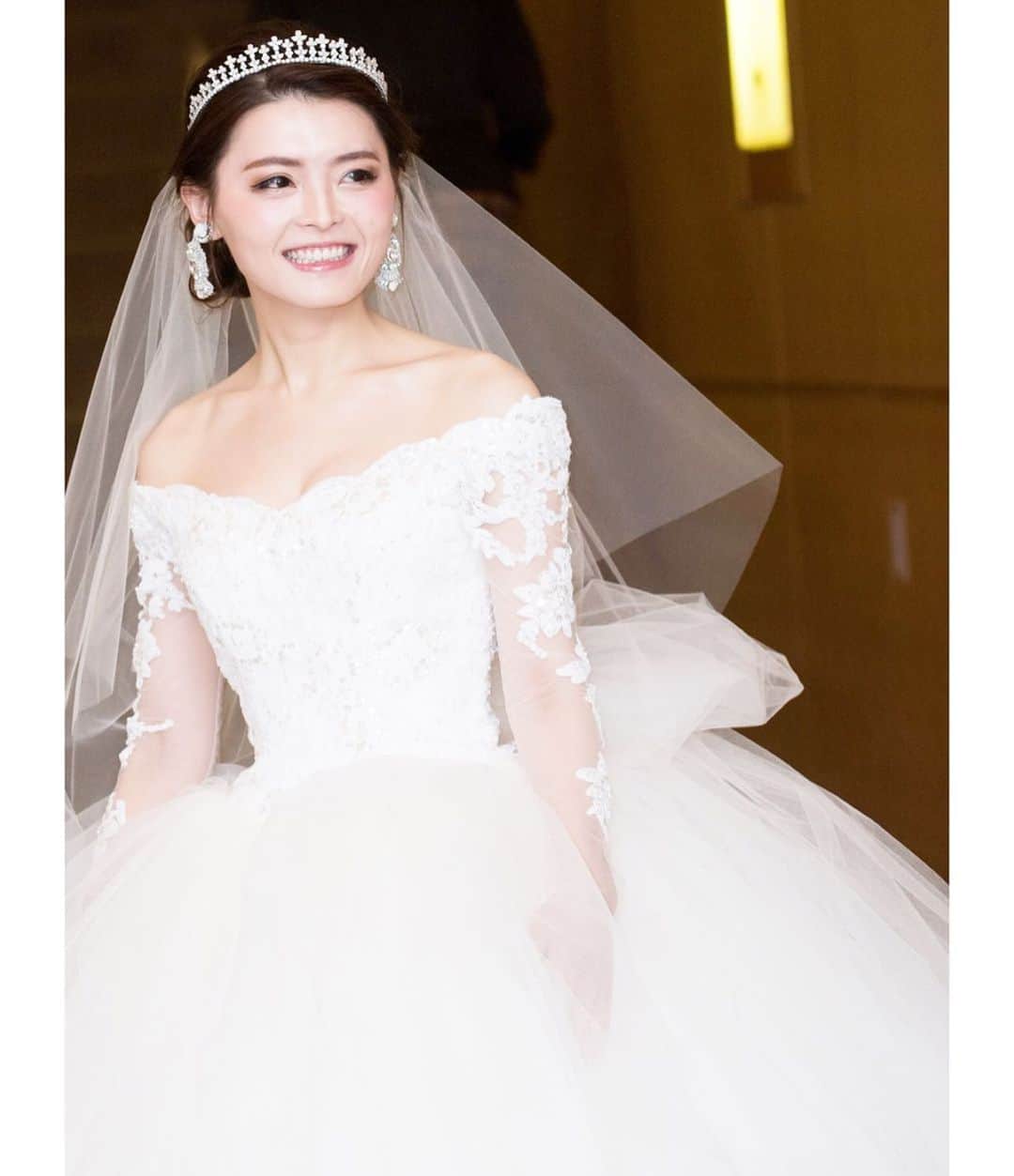 プレ花嫁の結婚式準備アプリ♡ -ウェディングニュースさんのインスタグラム写真 - (プレ花嫁の結婚式準備アプリ♡ -ウェディングニュースInstagram)「これぞ王道ウェディング💕おしゃれ花嫁さんのウェディングフォト9選✨ . . ...................................... 💒こちらのお写真の情報 ...................................... . 会場名： 帝国ホテル 大阪  エリア： #マイレポ大阪 【会場ID： 102】 . →@weddingnews_concierge の🔗に5桁のID番号をいれると式場の詳細（本当の料金・口コミ・写真など）がチェックできます😊 . 📲インスタグラムで「式場探し・フェア予約」をする方法は文章の下をチェックしてね⬇︎ ...................................... . . 💐lia_wedding.worldさんの結婚式について . ロイヤルウエディングをコンセプトにしたlia_wedding.worldさんのウェディング👰🏻✨ . #ドレス は2着とも #ハツコエンドウ のもの✨ . 💗#ウェディングドレス  繊細なレースの長袖とボリュームのあるチュールのスカートが印象的な【Ana】👗 #HARRYWINSTON のティアラが上品に輝き、コンセプトでもあるロイヤルウェディングを表現✨花嫁さんの美しさを最大限に引き立ててくれていて、とても素敵ですよね💕 . 💗 #カラードレス ボリュームのあるスカートと流れるようなトレーン✨ブラックの #サッシュベルト が印象的な【Sophia】のblush👗💕 #ニコライバーグマン で注文したというピンクベースの生花を70本つけたフェミニンなヘアは、とっても華やかです😍 . 白とグリーンで統一された清楚な #装花 や 、背の高いイミテーションケーキなど、どこに注目してもゴージャスで魅力的✨♩ . #ホテルウェディング の花嫁さんや、王道ウェディングがテーマの花嫁さんは是非 lia_wedding.worldさんのコーディネートを参考にしてみてくださいね✨ . 他の #ウエディングフォト も素敵なので、ぜひスワイプ👉🏻してみてくださいね✨ . .  lia_wedding.worldさんの花嫁ID❤38843 . @weddingnews_brides の🔗に↑の5桁の数字をいれると、こちらの花嫁さんの式場／マイレポ／インスタIDが見られます✨ . . ...................................... 💒インスタグラムから式場を探す方法 ...................................... . ①マイレポ〇〇 ↑〇〇に自分の都道府県を入れてハッシュタグ検索（例：マイレポ東京） . ②気になるポストに書いてある【式場ID】or【花嫁ID】をメモする . . 💒【式場IDで探す】 ID（数字4桁)を @weddingnews_concierge の🔗にいれると式場の詳細（本当の料金・写真・口コミなど）がチェックできます😊 . . 👰【花嫁IDで探す】 ID（数字5桁)を @weddingnews_brides の🔗にいれると該当ポストの花嫁さんの式場／マイレポ／インスタIDがチェックできます😊 . . ⚠️式場・花嫁さんを検索する（ID番号・＠）は別々なので、気をつけてくださいね ............................................................................ . . 📲プロポーズされる前から卒花した後も楽しめる✨結婚式準備No１アプリ💕 #ウェディングニュース の詳細は @weddingnews_editor からダウンロードしてね✨ . . . . #結婚式 #結婚式準備 #ウェディング #プレ花嫁 #結婚 #花嫁 #ウエディング #プレ花嫁準備 #婚約 #2020春婚 #プレ花嫁さんと繋がりたい #2020夏婚 #2020秋婚  #プロポーズ  #帝国ホテル大阪  #大阪結婚式 #2021春婚」2月2日 21時26分 - weddingnews_editor