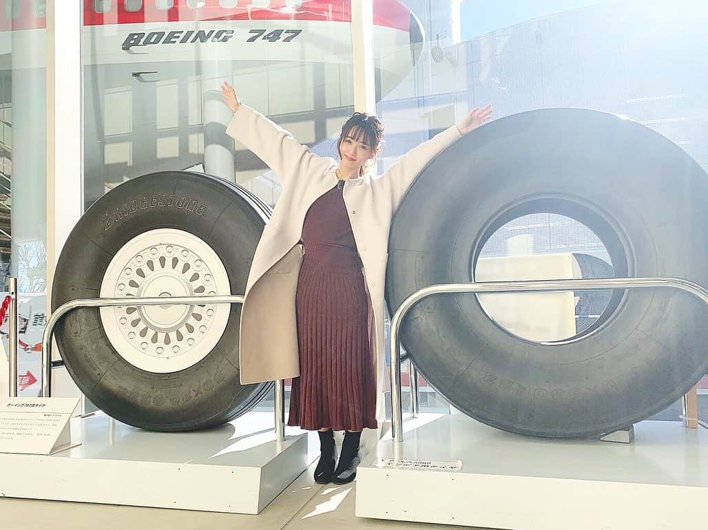 三田寺円のインスタグラム：「房総ご当地 キャラバンのロケで芝山町へ🚃 これ、飛行機のタイヤだよ✈️ おっきい〜🥺😳🥺😳❗️ . これ、タイヤひとつ、 いくらくらいだと思う？🤔 . #飛行機 #ボーイング747  #タイヤ #航空科学博物館  #房総ご当地キャラバン」