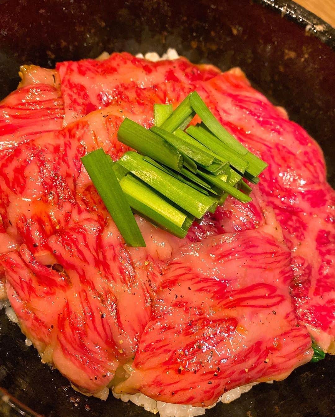 Hitomiさんのインスタグラム写真 - (HitomiInstagram)「❤︎ バースデーディナー🎂 　@ushigoro_yakiniku おいしかったなああ😭💓 感激レベル🔥やっぱりお肉がだいすき🥩🥰 . 動画は途中で撮られてるのに気付いて ハッ‼️ってしてる🤣 . #うしごろ　#うしごろバンビーナ #中目黒　#nakameguro」2月2日 21時31分 - hitomi_01270