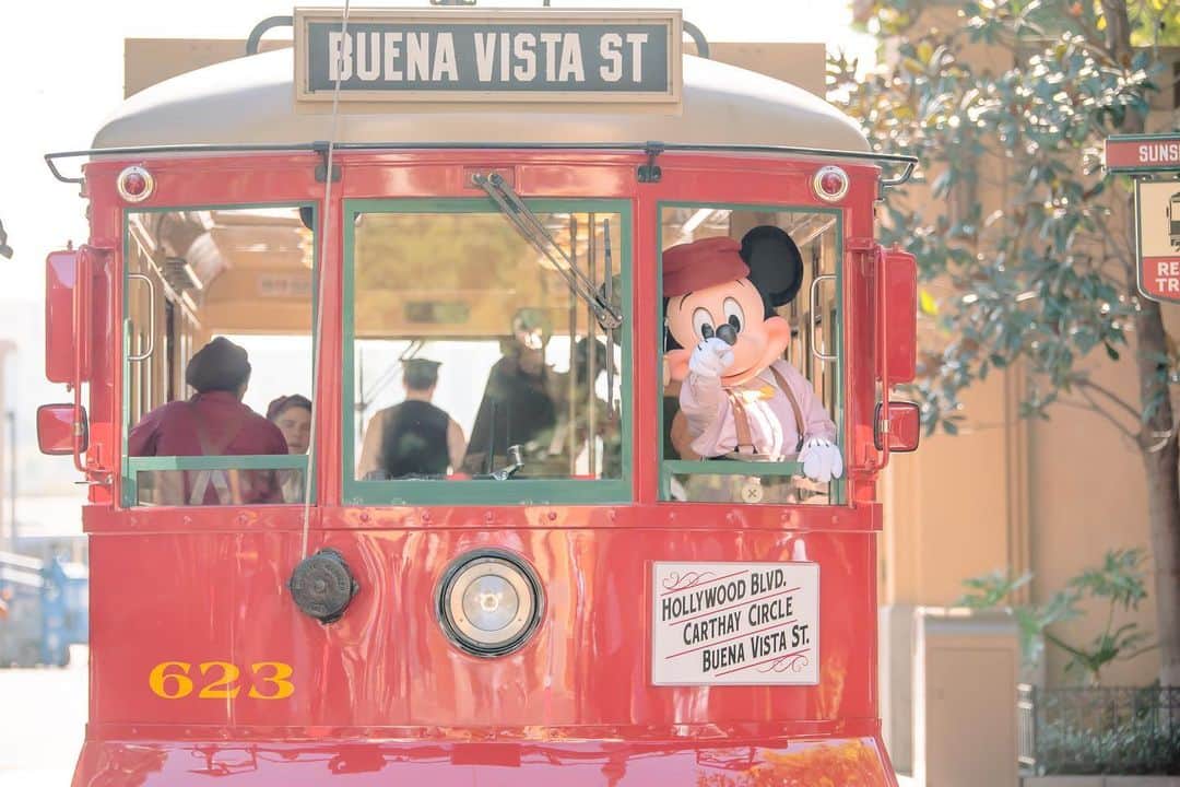 Kahoさんのインスタグラム写真 - (KahoInstagram)「. . California is calling me ✈️. . というわけで！. インスタライブ、きてくださった方ありがとうございました☺️💗. . . . 近々応募方法をきめてご連絡するのでチェックしてね✔️. . . というか、こういう応募方法がいい！とかあったら教えてください😂✨. . . . #getyourearson #Disneyland resort #disneycaliforniaadventure #dlr #dca #disneyland #disneygram #disneyphoto ##disneylove #disneylover #buenavista #buenavistast #disneyootd #disneybound #Disneysea #tokyodisneysea #tds #getyourearson #disneyootd #disneybound #thehappiestplaceonearth #ブエナ #ディズニーランド #東京ディズニーリゾート #東京ディズニーシー #ディズニー #ディズニー風景」2月2日 21時31分 - kah05disney