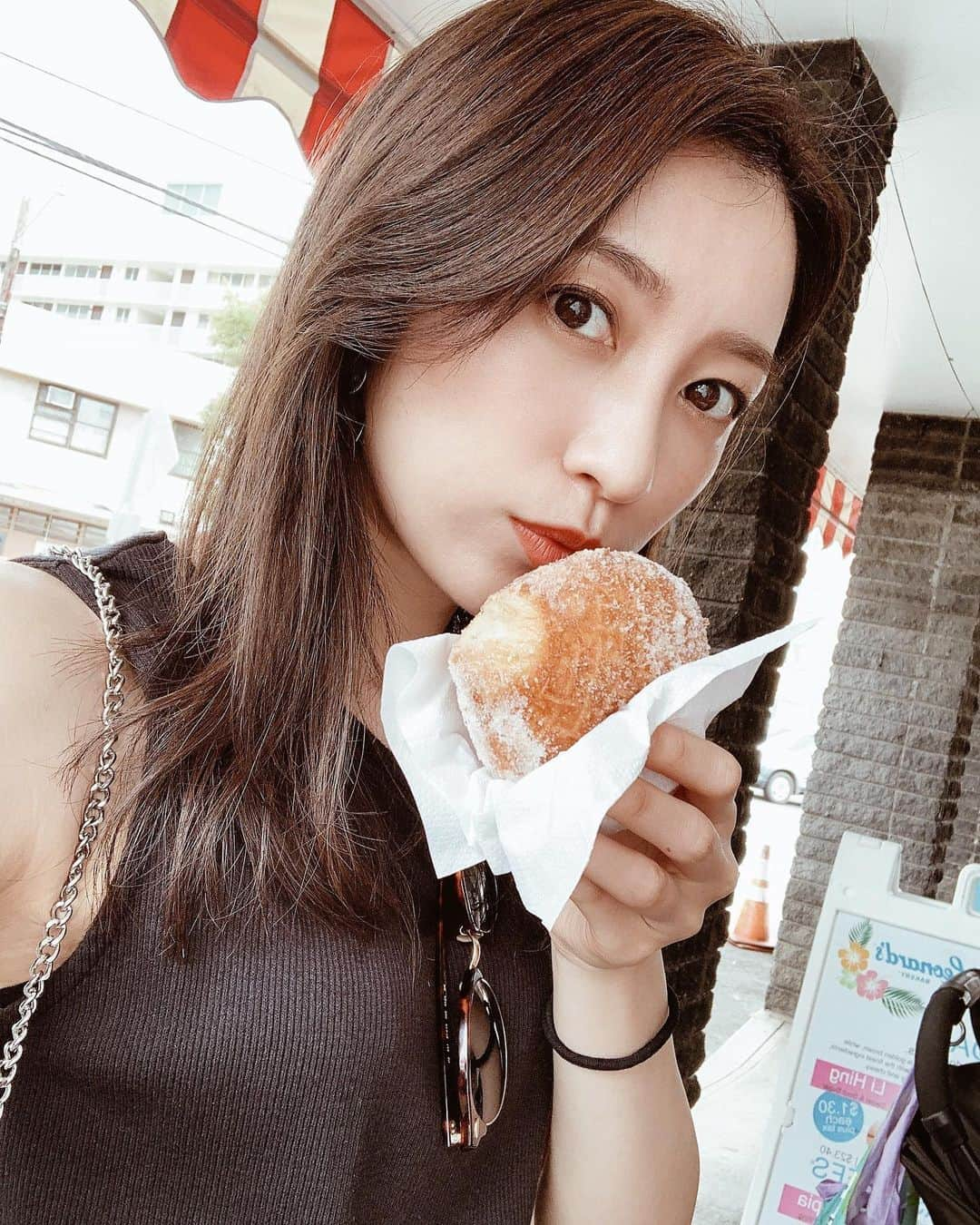 瀬口かなさんのインスタグラム写真 - (瀬口かなInstagram)「🍩 ． 安定の#leonardsbakery の#マラサダ 😋 ． ． オリジナルも好きだけどシナモンが一番好きなんだ〜！！！💗何回も行ってるけど中にクリーム入ってるやつは食べた事なくて、美味しいのかな🤔チョコが気になってる！ ． ． #レナーズ #レナーズベーカリー #ハワイ #hawaii #honolulu #ホノルル #ハワイグルメ #セルフィー」2月2日 21時32分 - seguchikana