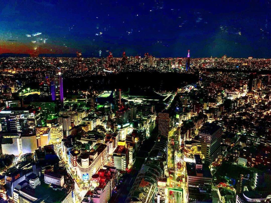 日下裕江さんのインスタグラム写真 - (日下裕江Instagram)「この真下がスクランブル交差点側✨  NTT DoCoMoビルって ほんと一際光ってて 目立つよね✨  方向音痴の私には お陰で位置情報掴める。  東京の夜景も捨てたもんじゃない♪  だから お洒落なルーフトップBAR 沢山作って欲しい♡  #渋谷スクランブルスクエア #スクランブルスクエア #東京の夜景 #shibuyascramblesquare #scramblecrossing #tokyonightview #shibuyasky #渋谷スカイ」2月2日 21時36分 - hiroe___h