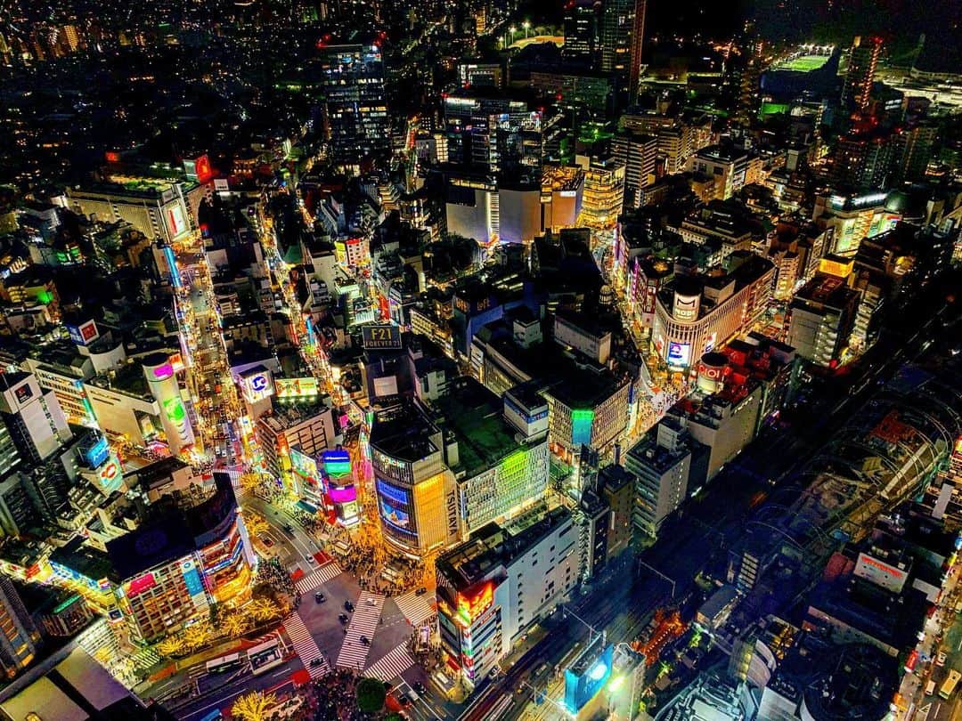 日下裕江さんのインスタグラム写真 - (日下裕江Instagram)「この真下がスクランブル交差点側✨  NTT DoCoMoビルって ほんと一際光ってて 目立つよね✨  方向音痴の私には お陰で位置情報掴める。  東京の夜景も捨てたもんじゃない♪  だから お洒落なルーフトップBAR 沢山作って欲しい♡  #渋谷スクランブルスクエア #スクランブルスクエア #東京の夜景 #shibuyascramblesquare #scramblecrossing #tokyonightview #shibuyasky #渋谷スカイ」2月2日 21時36分 - hiroe___h