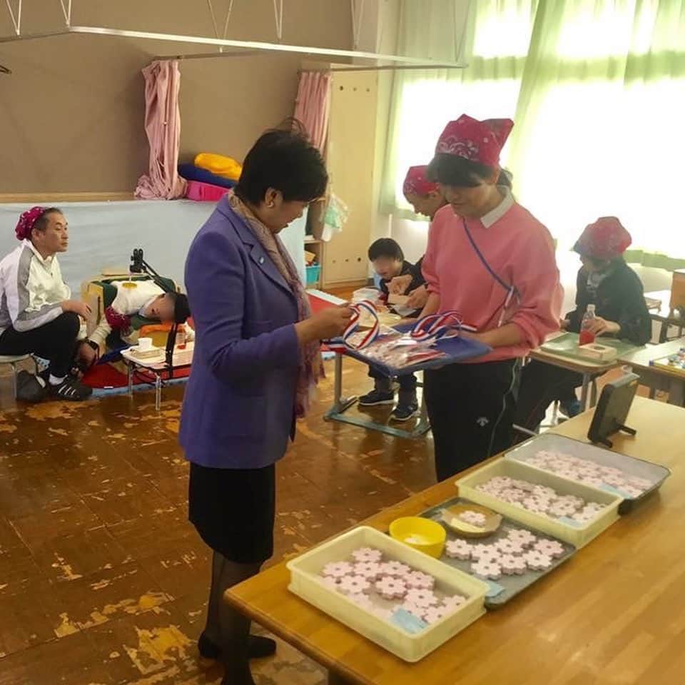 小池百合子さんのインスタグラム写真 - (小池百合子Instagram)「多摩視察。多摩ニュータウン市場は青果物を取り扱う市場のひとつ。多摩地域の消費者に安全で新鮮な野菜や果物などを提供している。昔懐かしい引き売りは高齢者に人気。https://www.shijou.metro.tokyo.lg.jp/info/10/　　多摩桜ノ丘学園は心身に障害のある児童・生徒（小中高）が通学する都立学校。金銀銅メダルの作成や、地域の方々と共同作業など、工夫を凝らした学びが行われている。教職員、地域の皆さんに敬意を表したい。 http://www.tama-sh.metro.tokyo.jp/site/zen/」2月2日 21時36分 - yuriko.koike