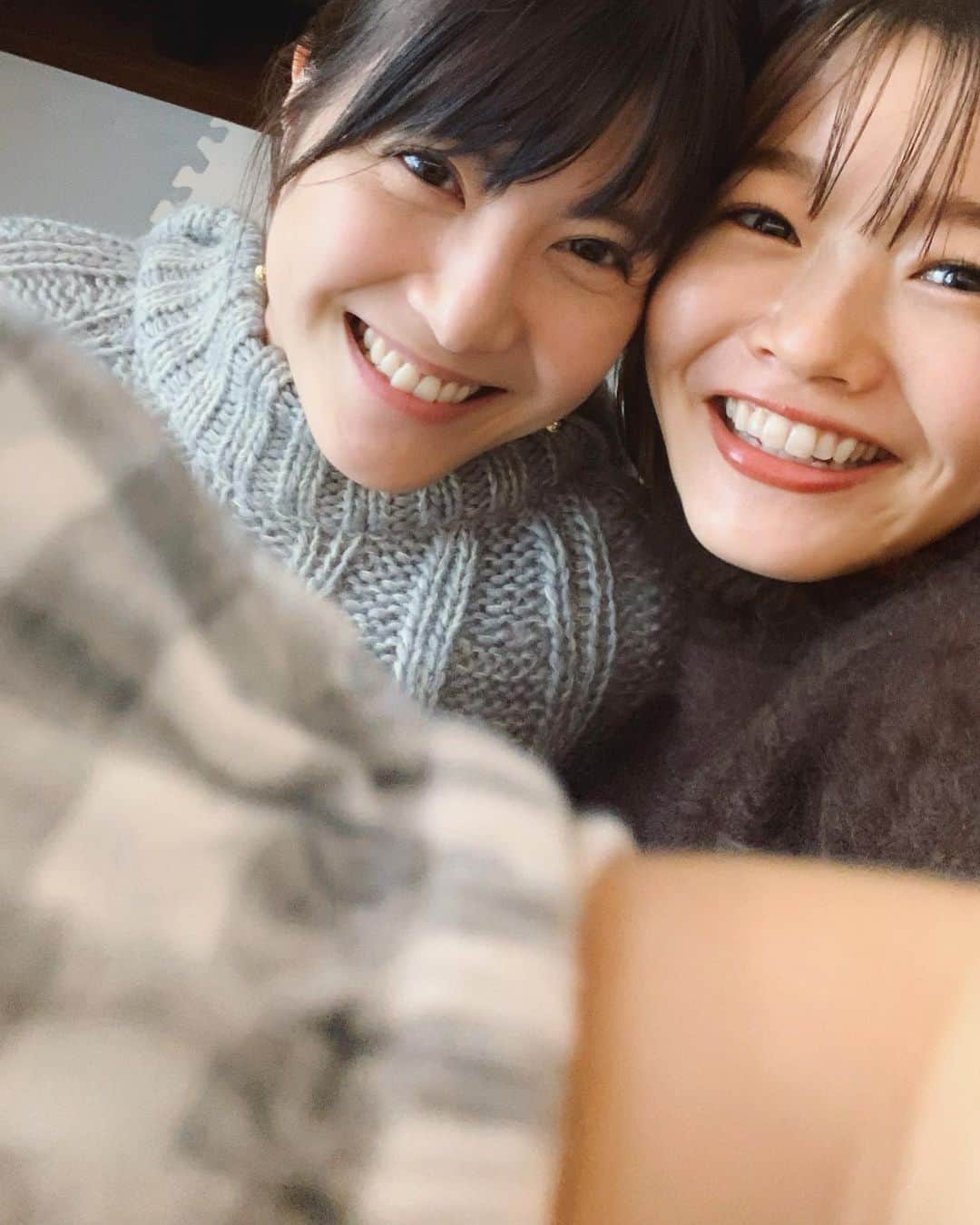 猪鼻ちひろのインスタグラム：「🇩🇪👼🏻🇯🇵 おかえり♡たのしい時間はあっという間だなぁ。 「勝手に撮っちゃダメ」のおててまで可愛くて愛おしい！ 天使ちゃんともドイツぶりだったけど "同い年ちんちゃん"(と思われてる笑)は覚えてもらえていたようで 一緒に遊べて嬉しかった👼🏻💞 #同い年 #ねぇママと同い年なんだよ？ #時間足りなすぎ問題 #面白すぎて #爆笑止まらない #兎にも角にも勝手に撮っちゃだめです #佐藤ありさ #おかえり #ママとは思えない可愛さ #そしてカメラロールに残された300枚 #載せていいですか？笑 #親子共々会うたびにパワーアップしてる」