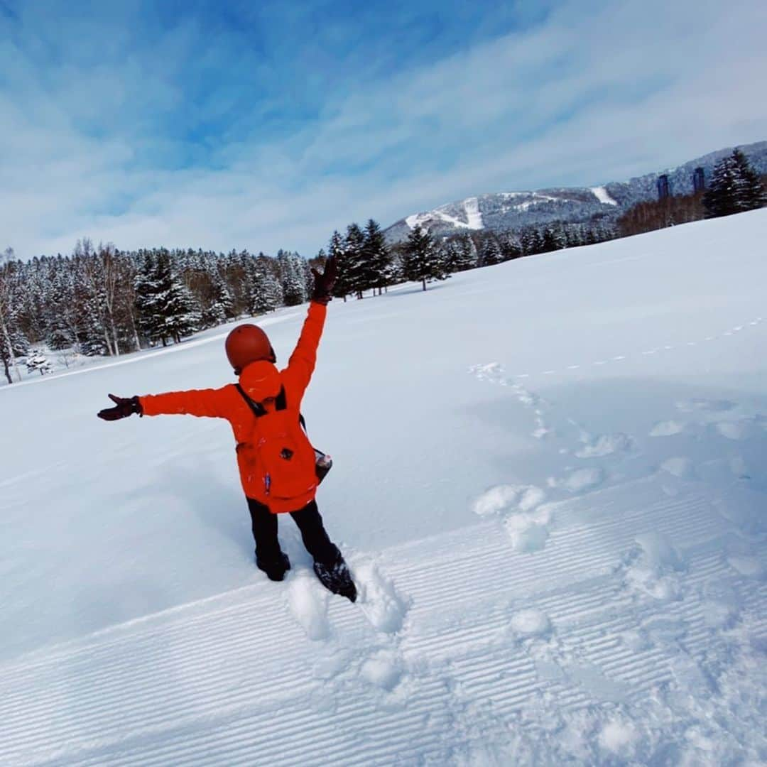 宮城舞さんのインスタグラム写真 - (宮城舞Instagram)「今日は昼間は思いっきり 雪遊び⛄️⛄️⛄️ 東京や南国の旅行ではできない遊びをできて、 息子は雪の存在を覚えました☺️ こんなふわふわでサラサラな雪は 私もはじめてで感動してる❄️ 降ってる雪がすべて綺麗な結晶に❄️💋 この雪景色は人生の中でなかなか見れないよね！ 起きて景色見るたびに すごいところに来たなぁと感じます❄️❄️❄️ 海のアクティビティは小さな子供は なかなか体験できないけど 雪のアクティビティは小さな子供でも楽しめるし、 大人も存分に楽しめました☺️ アクティビティは2歳から体験できるよ👦🏻 もう少し大きくなったら スノボやスキーに連れてきてあげたいなぁと 今回の旅で思ったよ😊 残りの旅も楽しみたいと思います👨‍👩‍👧‍👦 #星野リゾート #星野リゾートリゾナーレ #リゾナーレトマム #星野リゾートトマム #旅行 #旅  #北海道 #北海道旅行 #家族旅行 #ファミリー旅#hoshinoresorts #hoshinoresortsrisonaretomamu #hoshinoresortsrisonare #tomamu #hokkaido #travelvacation #pr #photorisonare #familytrip」2月2日 21時37分 - mai_miyagi