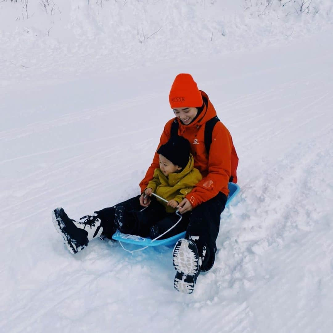 宮城舞さんのインスタグラム写真 - (宮城舞Instagram)「今日は昼間は思いっきり 雪遊び⛄️⛄️⛄️ 東京や南国の旅行ではできない遊びをできて、 息子は雪の存在を覚えました☺️ こんなふわふわでサラサラな雪は 私もはじめてで感動してる❄️ 降ってる雪がすべて綺麗な結晶に❄️💋 この雪景色は人生の中でなかなか見れないよね！ 起きて景色見るたびに すごいところに来たなぁと感じます❄️❄️❄️ 海のアクティビティは小さな子供は なかなか体験できないけど 雪のアクティビティは小さな子供でも楽しめるし、 大人も存分に楽しめました☺️ アクティビティは2歳から体験できるよ👦🏻 もう少し大きくなったら スノボやスキーに連れてきてあげたいなぁと 今回の旅で思ったよ😊 残りの旅も楽しみたいと思います👨‍👩‍👧‍👦 #星野リゾート #星野リゾートリゾナーレ #リゾナーレトマム #星野リゾートトマム #旅行 #旅  #北海道 #北海道旅行 #家族旅行 #ファミリー旅#hoshinoresorts #hoshinoresortsrisonaretomamu #hoshinoresortsrisonare #tomamu #hokkaido #travelvacation #pr #photorisonare #familytrip」2月2日 21時37分 - mai_miyagi