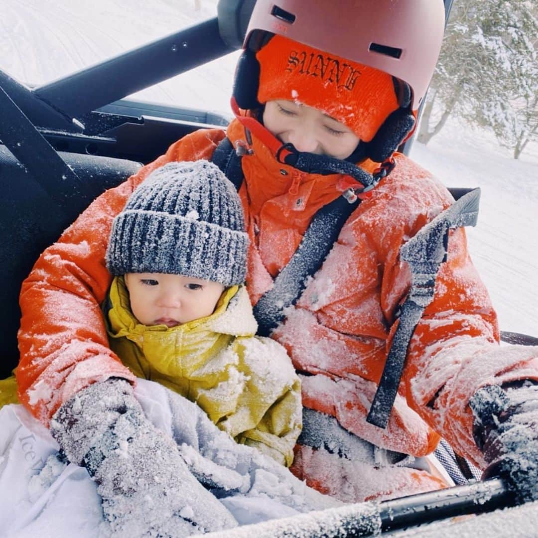 宮城舞さんのインスタグラム写真 - (宮城舞Instagram)「今日は昼間は思いっきり 雪遊び⛄️⛄️⛄️ 東京や南国の旅行ではできない遊びをできて、 息子は雪の存在を覚えました☺️ こんなふわふわでサラサラな雪は 私もはじめてで感動してる❄️ 降ってる雪がすべて綺麗な結晶に❄️💋 この雪景色は人生の中でなかなか見れないよね！ 起きて景色見るたびに すごいところに来たなぁと感じます❄️❄️❄️ 海のアクティビティは小さな子供は なかなか体験できないけど 雪のアクティビティは小さな子供でも楽しめるし、 大人も存分に楽しめました☺️ アクティビティは2歳から体験できるよ👦🏻 もう少し大きくなったら スノボやスキーに連れてきてあげたいなぁと 今回の旅で思ったよ😊 残りの旅も楽しみたいと思います👨‍👩‍👧‍👦 #星野リゾート #星野リゾートリゾナーレ #リゾナーレトマム #星野リゾートトマム #旅行 #旅  #北海道 #北海道旅行 #家族旅行 #ファミリー旅#hoshinoresorts #hoshinoresortsrisonaretomamu #hoshinoresortsrisonare #tomamu #hokkaido #travelvacation #pr #photorisonare #familytrip」2月2日 21時37分 - mai_miyagi