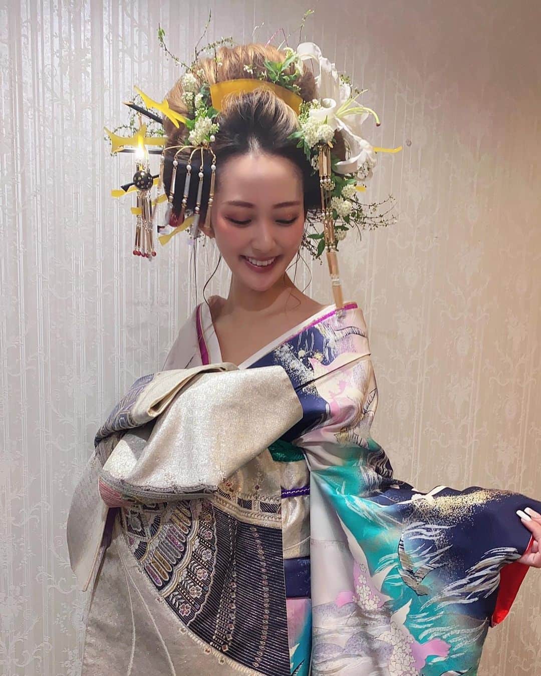 RabichePowのインスタグラム：「今年初のお化け🐰✨ 艶出さずに手櫛感だしてみた♡ . 毎年全てお任せしてくれてありがとう😂💙 . 明日が1番メインだから スタッフみんなで頑張ります🐰✨ . 最近ブライダルの投稿多いからなんか新鮮〜☺️❣️ . . #rabichepow#ラビッシュポー#ヘアメイク#お化け#節分」