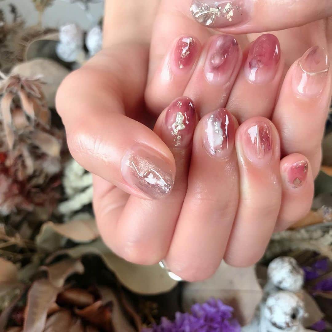 のインスタグラム：「またまた可愛くしてもらいました〜あ😍 超絶かわいいー。💜 . 最近は予約がなかなか難しいけど (私の出遅れのせいw) 今回はちゃんと次回の予約入れてきた！👌 あすかさんのデザイン神。 親指の稲妻がお気に入り。⚡️ . (@says_nail ) . #akita #nail #handnail #💅 #クリアネイル #2020 #winter #ピンクネイル #pink #ニュアンスネイル #ミラーネイル #novel」