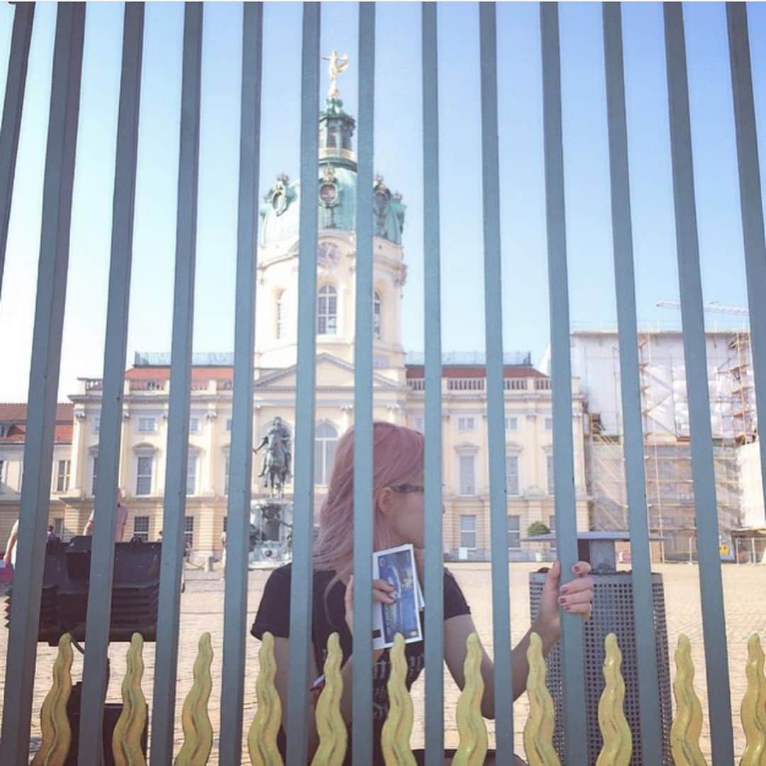 NANA HOSOYAさんのインスタグラム写真 - (NANA HOSOYAInstagram)「迎賓館の中に入りたかったですが予約制なんですね😯残念。  ベルリンに住んでた二人の友人だったので、みんなでシャルロッテンブルグ宮殿だ〜！ってはしゃぎました🏰 ベルリン行ったのは2015年、、その時のInstagram投稿があったのでほりおこしてみました。2枚目がシャルロッテンブルグ宮殿です☺︎ 時が経つのは早いなぁ。私が派手ですね👩🏻‍🎤笑」2月2日 21時52分 - nana_hair_tokyo