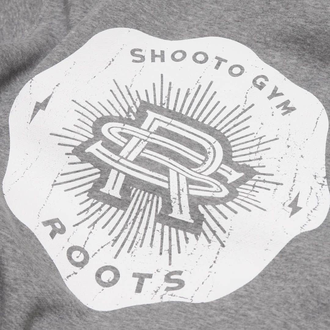 佐藤ルミナさんのインスタグラム写真 - (佐藤ルミナInstagram)「RS LOGO HOODIE 絶賛発売中！ Design by @indxdesign -RS LOGO HOODIE-﻿ Color : Olive Black Gray﻿ Size : M、L﻿ Price : 6,000 + Tax﻿  フロントとバックにnewロゴをプリントしたフーディー。﻿ 裏起毛で肌触りの柔らかいボディとなっておます。 購入は @shooto_gym_roots から。 #rootsgym #mma #shooto #bjj #jiujitsu #pug #puglife #chuckとharry #パグ座り」2月2日 21時46分 - ruminasato