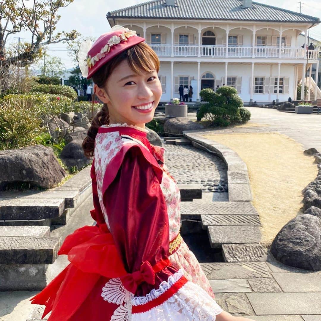 のインスタグラム：「. グラバー園にて、 こーーーんなことも！！🥰笑 . グラバー園のレトロ写真館で 衣装を借りました🤣💗 . . 園内散策30分2000円⭐️ 最初は恥ずかしかったものの、 みーんな楽しくなっちゃって おおはしゃぎ☺️💓💓 貴婦人気分を味わいました😝笑 . みんなそれぞれ、 ドレスの形が違ったり、 帽子もさまざま！🥰 . 今回の長崎旅で、 楽しかった思い出ナンバーワンかもしれません！笑😍😍 . . #長崎#グラバー園#レトロ写真館#ドレス#コスプレ#貴婦人#園内散策#石川テレビ#河谷麻瑚#アナウンサー . 友達3人のドレスは、 後ろ姿のみの動画で😊 . 園内散策終了時刻の2分前になり、 『あらやだ！遅れちゃう〜』って 小走りしているところです🥳笑」