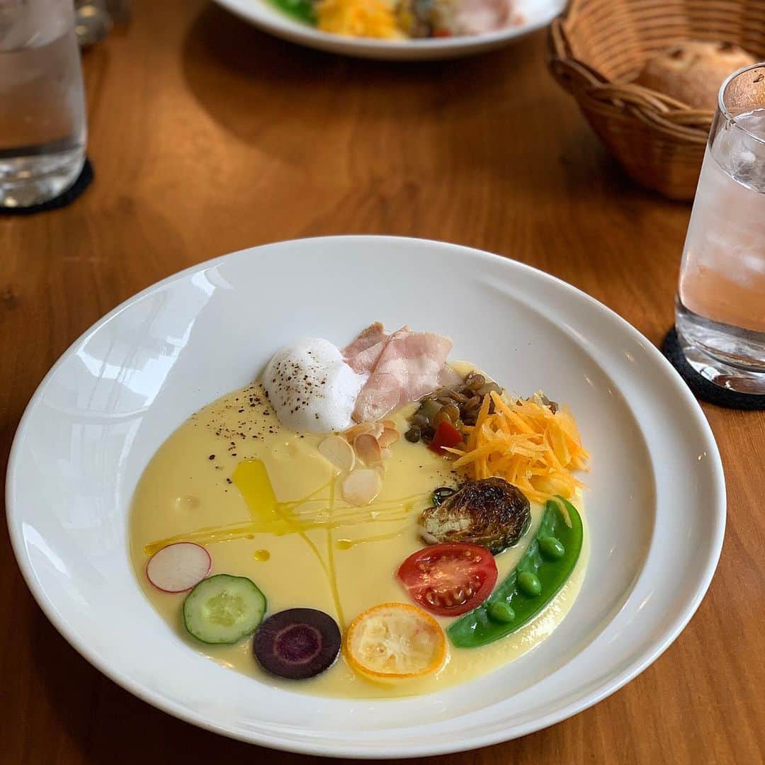 のインスタグラム：「・ 2020.2.2 #昨日のランチ ・ #食堂RUTA へ🍴 もうほーーっんと 美味しくて美しかった🥺❤️ ・ ・ ☑︎オレンジカリフラワーのスープ ☑︎蒸し鶏の前菜 ☑︎魚介のラグーパスタ ☑︎苺ミルク やったかな… ・ ・ またぜったい行きたいお店♡ ・ ・ #食堂ルタ#lunch#ランチ#大阪ランチ#長堀橋ランチ」