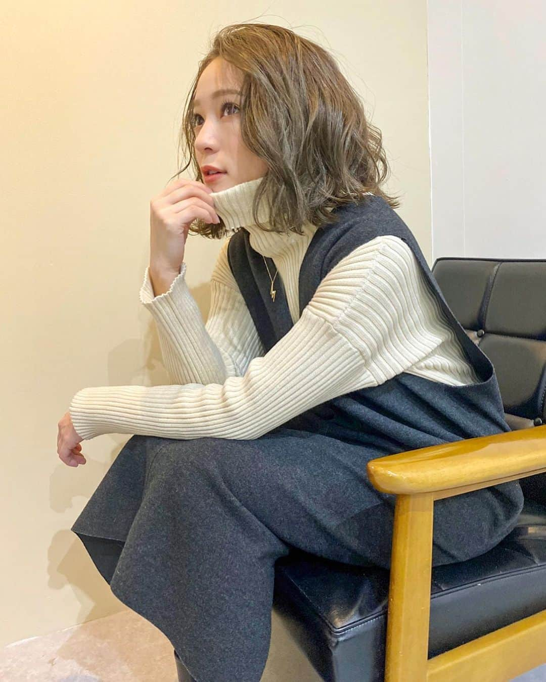 chayさんのインスタグラム写真 - (chayInstagram)「NEWカラー💇‍♀️ ツアー用に明るくしてもらいました✨ こんなに明るくしたのはかなり久しぶり❗️ 暗いところだともっとくすんで見えて気に入ってます✂︎ どうかなぁ？☺️ 今日は @cieca.noguchi さんの解説付きです🤓☝️ #cieca #hair #bob #ボブ #ヘアカラー #サファイヤカラー  #ヘアアレンジ #ワンレンボブ」2月2日 21時53分 - chay1023_official