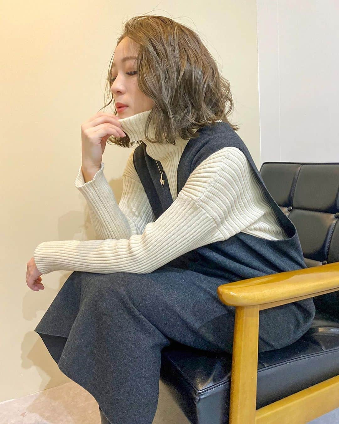 chayさんのインスタグラム写真 - (chayInstagram)「NEWカラー💇‍♀️ ツアー用に明るくしてもらいました✨ こんなに明るくしたのはかなり久しぶり❗️ 暗いところだともっとくすんで見えて気に入ってます✂︎ どうかなぁ？☺️ 今日は @cieca.noguchi さんの解説付きです🤓☝️ #cieca #hair #bob #ボブ #ヘアカラー #サファイヤカラー  #ヘアアレンジ #ワンレンボブ」2月2日 21時53分 - chay1023_official