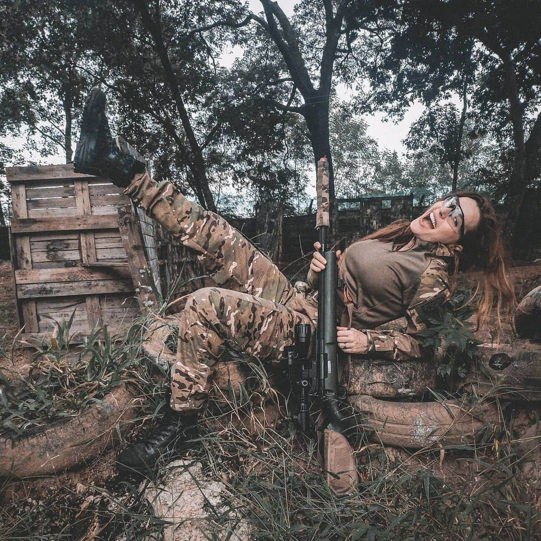 Anna Vargasさんのインスタグラム写真 - (Anna VargasInstagram)「O airsoft pode significar muito na sua vida. Talvez você leve a atividade bem a sério e treine pra ser o melhor atirador de bolinhas de plástico de que já se ouviu falar, ou pra ser a pessoa não-militar mais militarizada que já existiu.  Você pode investir seu dinheiro, seu tempo, sua energia nesse hobby. Talvez isso já faça parte da sua história, seus melhores amigos estejam no airsoft, talvez isso tenha virado um estilo de vida pra você. Talvez você tenha tornado o airsoft um meio de ajudar pessoas necessitadas através de projetos sociais e eventos beneficentes.  Você pode até ter transformado essa paixão em um tipo de negócio. Ou esteja planejando fazer do airsoft seu ganha-pão. Mas nunca! NUNCA! NUNCA MESMO!!! Se esqueça de que todos chegamos até aqui e estamos aqui pela DIVERSÃO. Se não for pelas risadas, pelos bons momentos, pelo prazer que isso dá, o que a gente faz não tem o menor sentido e somos todos um bando de lunáticos com síndrome de Peter Pan. . Why so serious? 🤡 .  Bom domingo, bom jogo e boas risadas a todos vocês, meus caros seguidores e amigos!🤘🏻😘 . LOJA:@companystoreac Use o código MYST para ganhar 5%OFF . EQUIPAMENTOS TÁTICOS:@511tacticalbrasil . MUNIÇÃO:@spartanairsoftmunition . CÂMERAS:@scopecam . PATCHES:@1ciadistintivos . SITES:@sitevipinternet . CAMISETAS:@teamsix.brasil . #airsoft #airsofgirl #airsoftbrasil #tacticool #military #milsim #havefun」2月2日 21時56分 - myst.shots