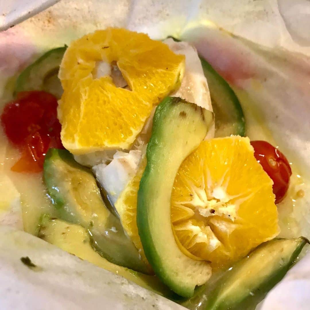 江口寿史のインスタグラム：「アニエスさんちの朝ご飯。鯛とアボカド、ミニトマトとオレンジの蒸し焼き。美味しー！」