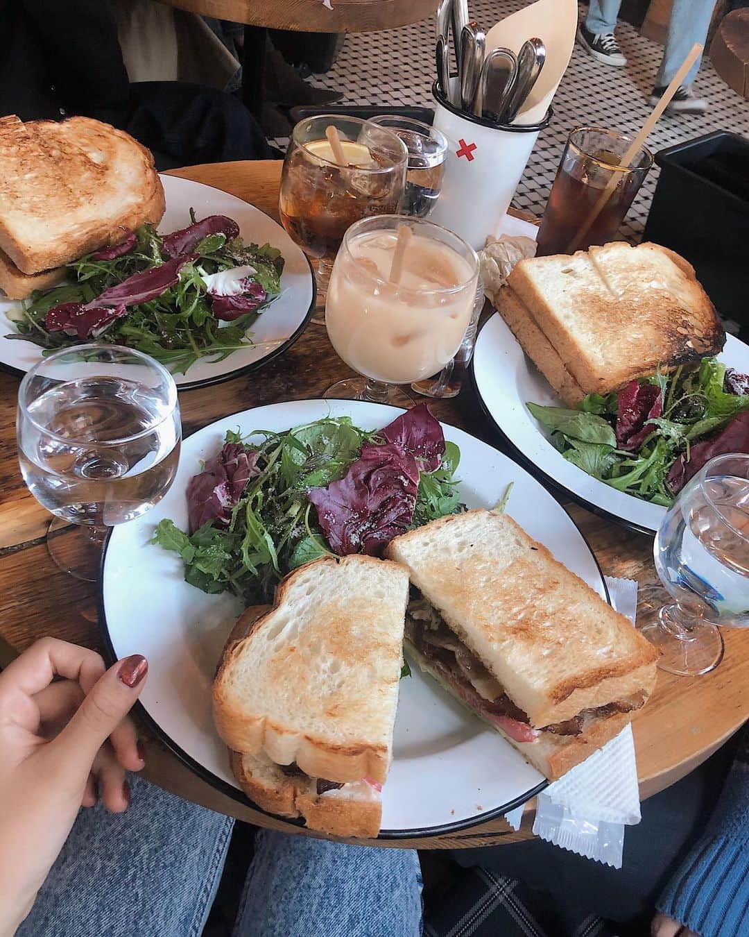 Julia Castroさんのインスタグラム写真 - (Julia CastroInstagram)「3人でランチタイム♥︎ あおいちゃんのオススメする場所は全てお洒落で美味しくて最高です。 そういえばもうすぐバレンタインだね！ 皆んな何作るの？🍫 . #lunchtime #lunch #sandwich #bread #friend #hiroo #tokyo #panini #salad #photo #food #photography #ランチ #サンドイッチ #ランチタイム #お喋り #パニーニ #お昼ご飯 #カフェ #東京カフェ #julistagram」2月2日 22時10分 - julia.c.0209