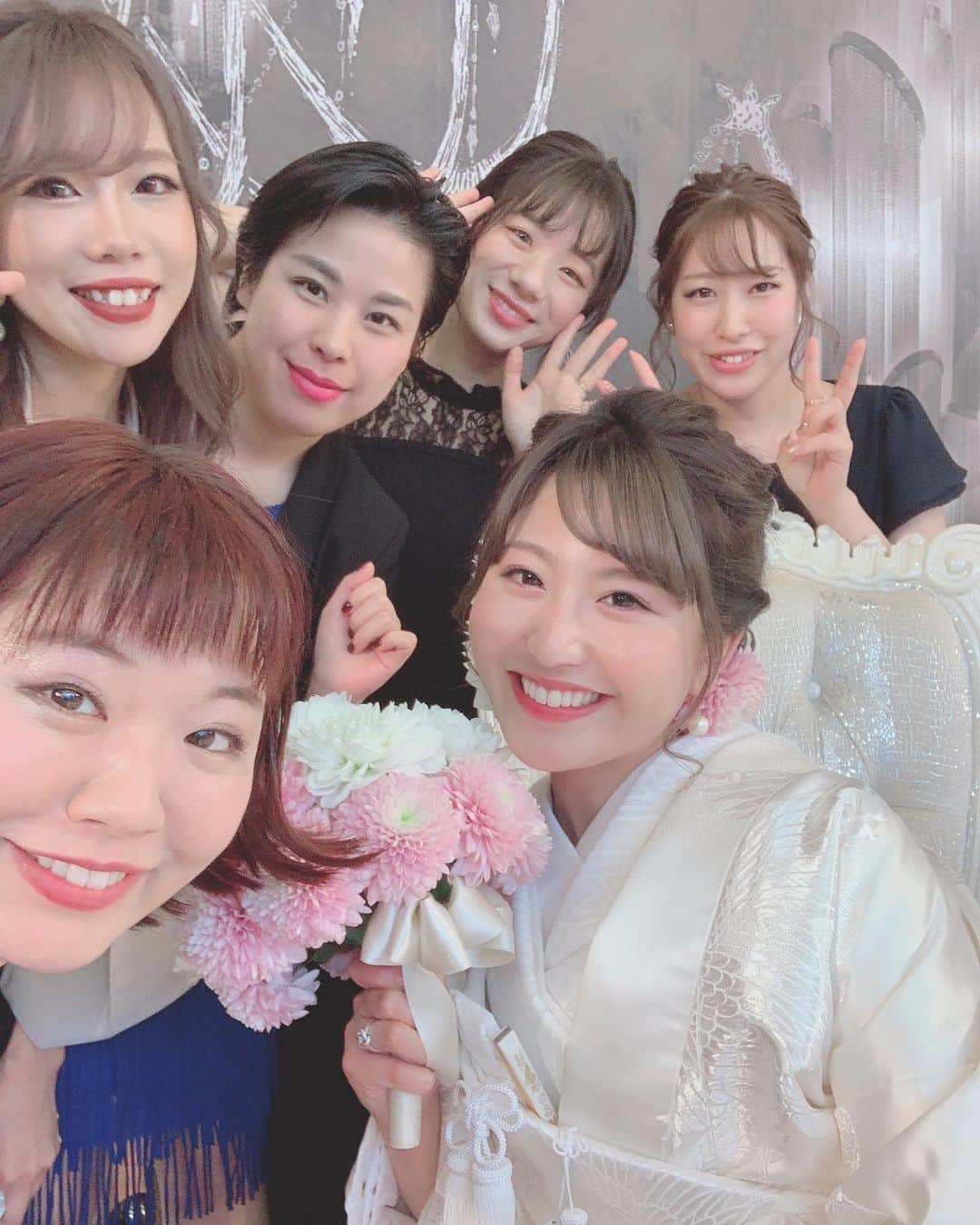 小出真保さんのインスタグラム写真 - (小出真保Instagram)「結婚式💒。 さやちゃんおめでとう🎊。 結婚式は へんなところで笑ってしまう病気発症🤣🙏。 でもね、ホントに感動しました。親御さんが大事に育ててきた子供の式。ホントに結婚式はいいですね。好きです。綺麗に着飾って あまりしないキラキラのメイクしてみたり 美味しいごはん 高級ホテル とても好きです💋。出会いを求めてる風の女性がいるのも 見てて ニヤニヤ、あ、ニコニコします😇。 でーこいも、1パーセントの望みがあるのなら諦めずにがんばりますw(結婚を)。でも まずは、東京もどって2020年は、お仕事がんばっていきます。 #スナック玉ちゃん #最高 #結婚式 #💒 #wedding #玉袋筋太郎 さんの乾杯 #🥂 #エンディング映像に出る #またね」2月2日 22時06分 - mahokoide