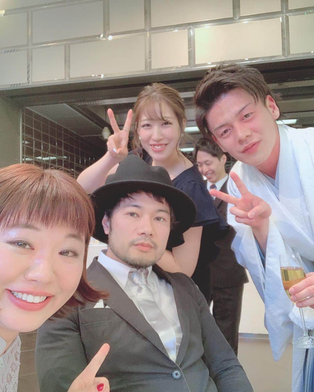 小出真保さんのインスタグラム写真 - (小出真保Instagram)「結婚式💒。 さやちゃんおめでとう🎊。 結婚式は へんなところで笑ってしまう病気発症🤣🙏。 でもね、ホントに感動しました。親御さんが大事に育ててきた子供の式。ホントに結婚式はいいですね。好きです。綺麗に着飾って あまりしないキラキラのメイクしてみたり 美味しいごはん 高級ホテル とても好きです💋。出会いを求めてる風の女性がいるのも 見てて ニヤニヤ、あ、ニコニコします😇。 でーこいも、1パーセントの望みがあるのなら諦めずにがんばりますw(結婚を)。でも まずは、東京もどって2020年は、お仕事がんばっていきます。 #スナック玉ちゃん #最高 #結婚式 #💒 #wedding #玉袋筋太郎 さんの乾杯 #🥂 #エンディング映像に出る #またね」2月2日 22時06分 - mahokoide