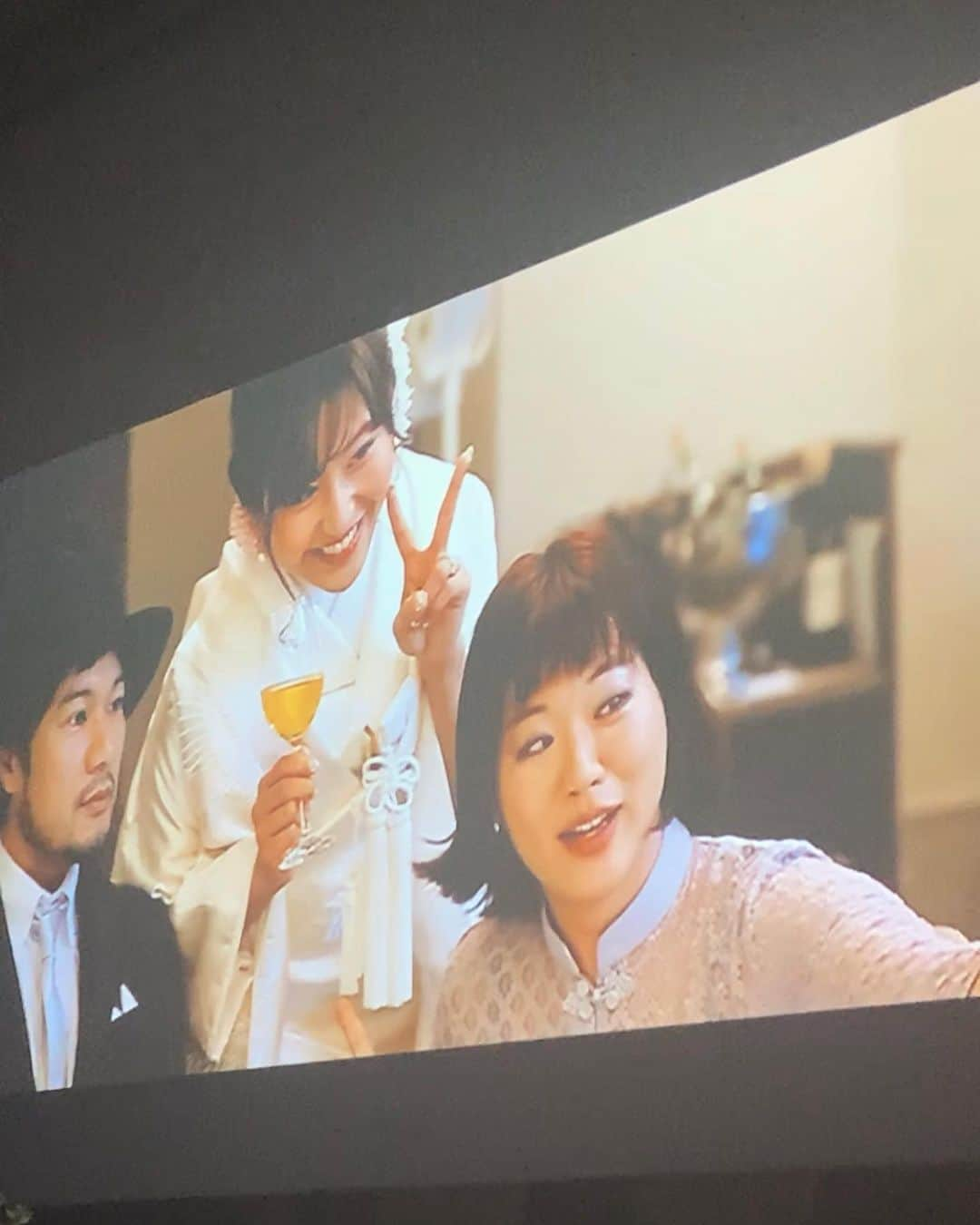 小出真保さんのインスタグラム写真 - (小出真保Instagram)「結婚式💒。 さやちゃんおめでとう🎊。 結婚式は へんなところで笑ってしまう病気発症🤣🙏。 でもね、ホントに感動しました。親御さんが大事に育ててきた子供の式。ホントに結婚式はいいですね。好きです。綺麗に着飾って あまりしないキラキラのメイクしてみたり 美味しいごはん 高級ホテル とても好きです💋。出会いを求めてる風の女性がいるのも 見てて ニヤニヤ、あ、ニコニコします😇。 でーこいも、1パーセントの望みがあるのなら諦めずにがんばりますw(結婚を)。でも まずは、東京もどって2020年は、お仕事がんばっていきます。 #スナック玉ちゃん #最高 #結婚式 #💒 #wedding #玉袋筋太郎 さんの乾杯 #🥂 #エンディング映像に出る #またね」2月2日 22時06分 - mahokoide